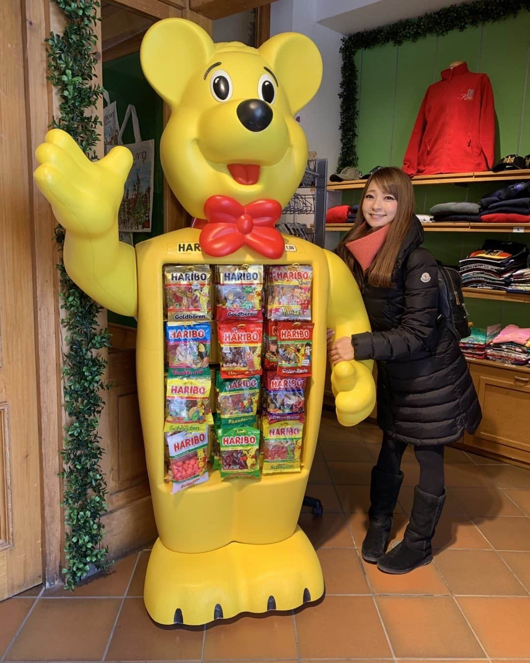 安藤麻貴のインスタグラム：「ドイツの思い出☺️🇩🇪✨  この頃は指輪が映ってない写真しか載せられなかったから、今さらながらちょっとずつ載せていきます( ੭ ˙ᗜ˙ )੭笑  #大人の事情 #ドイツ #過去pic #ハリボー #HARIBO #Germany #🇩🇪 #ドイツ旅行」