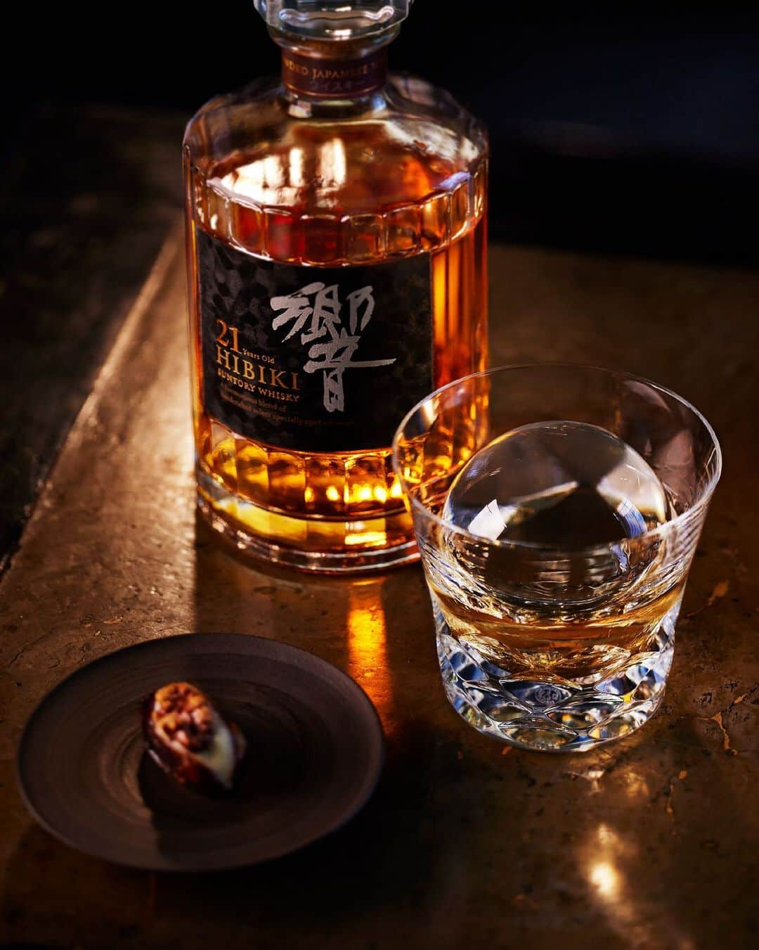 響 | SUNTORY WHISKY HIBIKIさんのインスタグラム写真 - (響 | SUNTORY WHISKY HIBIKIInstagram)「. HIBIKI TIME　～二十四節気・雨水～  時を忘れて、ひとくちの幸福に浸る Lose your sense of time, and immerse yourself in a sip of happiness.  #hibiki #響 #二十四節気 #24seasons #雨水 #usui #初春 #earlyspring #ひとり時間 #alonetime #究極の一杯 #丸氷 #iceball #オンザロック #ontherocks」2月22日 18時02分 - suntorywhisky_hibiki