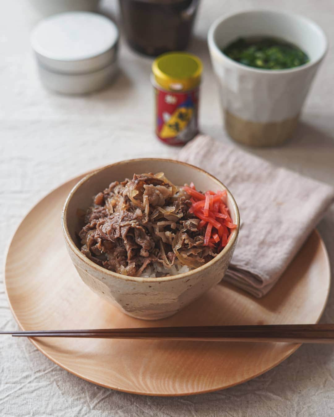 のインスタグラム：「『つゆだく牛丼。』  またこれ。 でも、全然飽きない息子。 ホントに作っていいのか こっちが心配になるよね。  🍴詳しい工程つきのレシピコラムはNadiaにて。 ↓ ストーリーズ"定番をもっと美味しく"にリンクあります。  #つゆだく牛丼」