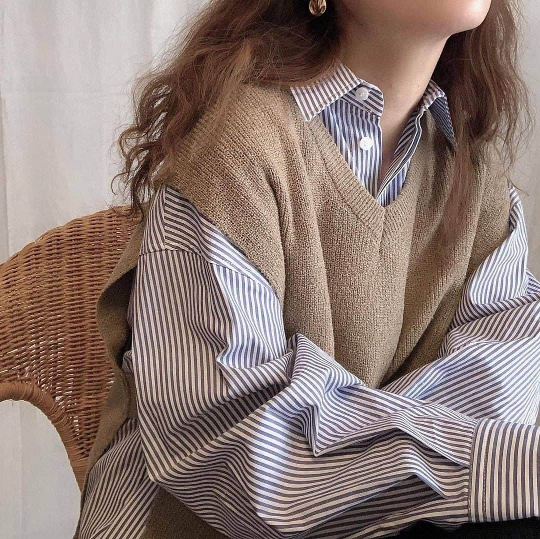 R i R y (リリー)さんのインスタグラム写真 - (R i R y (リリー)Instagram)「『#ZARA のストライプシャツ👔』　　  春にピッタリ💓 ZARAのストライプシャツ🧵 着やすい上に着回しやすいのでおすすめです♩  Photo by﻿ @__ri__ha ✴︎---------------✴︎---------------✴︎﻿ ﻿ 📸﻿掲載する写真を募集中📸﻿ カワイイ写真が撮れたら、@velle.jp をタグ付けするか、ハッシュタグ #velle_jp をつけて投稿してみてね♪﻿ ﻿ velle編集部と一緒にカワイイで溢れるvelleを創っていこう😚🤍  ✴︎---------------✴︎---------------✴︎﻿ #プチプラコーデ #プチプラファッション #コーデ #今日の服 #きょコ #プチプラ #プチプラコーデ #ザラ #ザラ購入品  #ザラジョ #ストライプシャツ #ベスト  #レイヤード #大人カジュアル #韓国ファッション #シンプルコーデ #着回し #春服 #シンプルコーデ #ニットベスト #ニットベストコーデ」2月22日 18時03分 - velle.jp