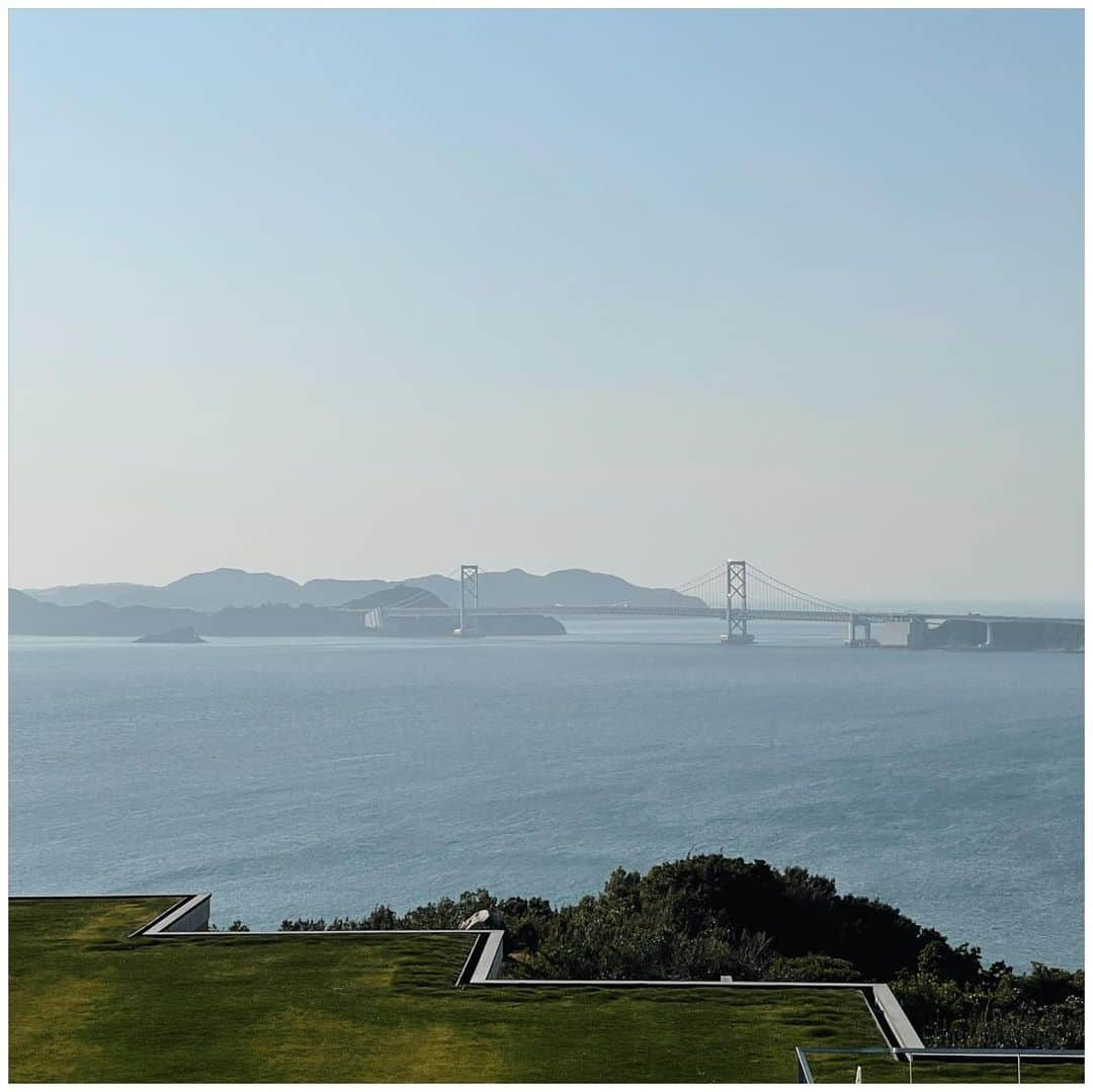 Akiomi Kurodaのインスタグラム：「淡路島南部の別邸 蒼空、鳴門海峡とかいうところを眺めながらリフレッシュ。数年ぶりに営業日のお休みをいただいている。時期も時期なので観光はゼロで引きこもりだけど悪くない。 #shotoniphone #プラザ淡路島 #プラザ淡路島別邸蒼空」