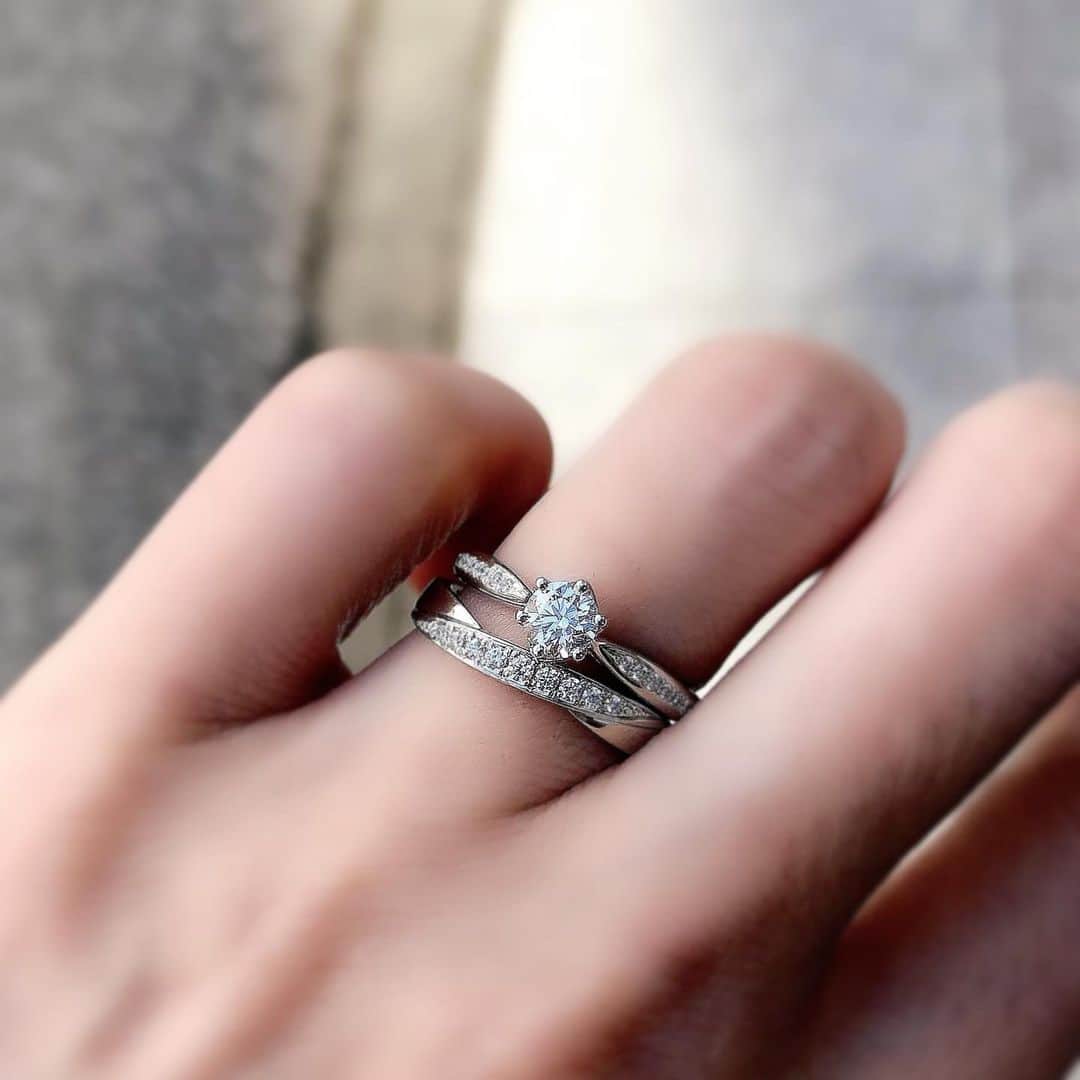 ヴァンドーム青山さんのインスタグラム写真 - (ヴァンドーム青山Instagram)「. 【 2021 YEAR MODEL 】 -Engagement ring & Marriage ring-  2021年を代表するイヤーモデルのエンゲージメントリングとマリッジリングをレイヤード。 クラシカルなシルエットと洗練された存在感で手元を美しく演出します。  < マリッジリング > ￥130,000+tax < エンゲージメントリング > ￥240,000〜+tax  ▼ヴァンドーム青山 ブライダルサイト https://vendome.jp/bridal/  #vendomeaoyama  #ヴァンドーム青山 #vendomeaoyamabridal  #婚約指輪 #エンゲージリング  #結婚指輪 #マリッジリング #2021夏婚 #2021秋婚  #プレ花嫁 #プレ花嫁準備  #プレ花嫁さんと繋がりたい  #プロポーズ #結婚準備」2月22日 18時04分 - vendomeaoyama_official