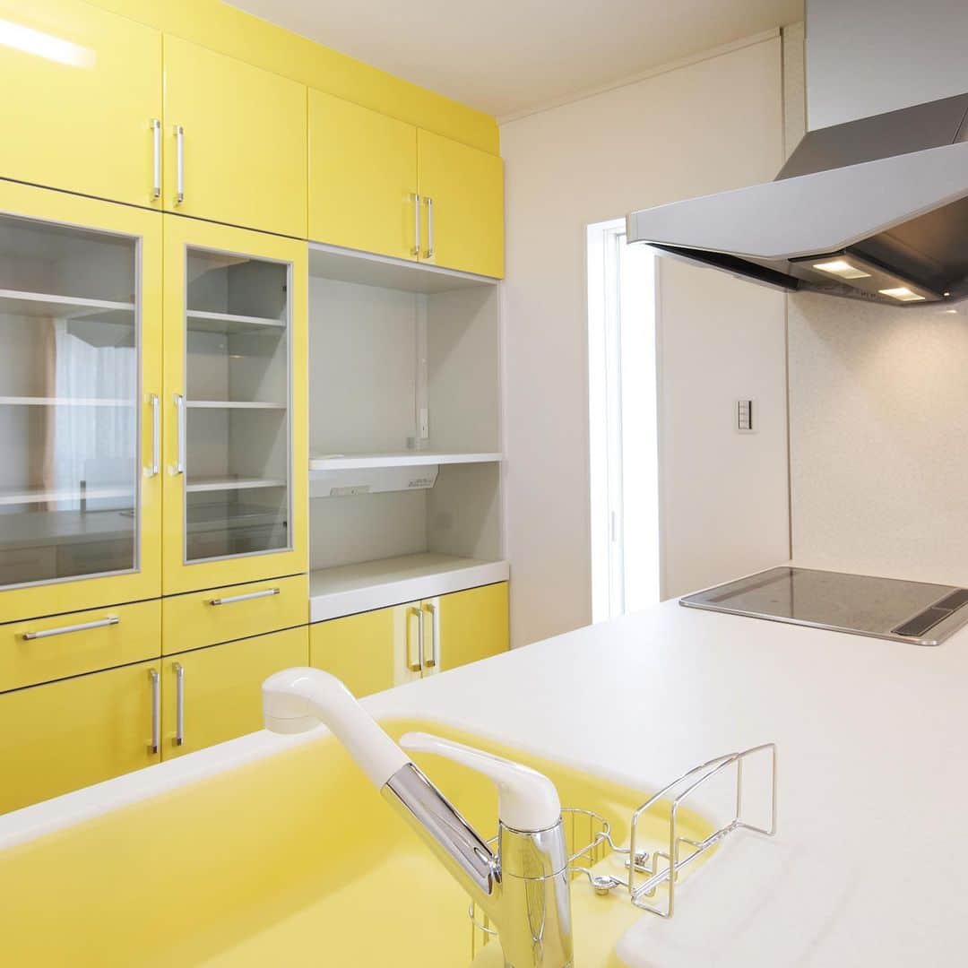 Cozy Homeさんのインスタグラム写真 - (Cozy HomeInstagram)「． キッチンには黄色を取り入れました♪   見ているだけで、元気が出てくる幸せな色。 キッチンと相性のいい色といわれています😊   お部屋も華やかになりますね✨ ．   ＝＝＝＝＝＝＝＝＝＝＝＝＝＝＝＝＝＝＝＝＝＝ 資料請求はコチラ →@cozyhome.wakayama2 ＝＝＝＝＝＝＝＝＝＝＝＝＝＝＝＝＝＝＝＝＝＝＝ 施工写真やイベント情報はプロフィールへ →@cozyhome.wakayama ＝＝＝＝＝＝＝＝＝＝＝＝＝＝＝＝＝＝＝＝＝＝＝ ＊   #黄色いキッチン #キッチンインテリア #キッチン背面 #キッチン背面収納 #楽しく暮らす #コージーホームの家 #注文住宅 #cozyhome #新築#home #インテリア #工務店 #暮らし #マイホーム #コージーホーム #注文住宅和歌山 #和歌山市 #interior #家づくり #住宅 #instahouse #マイホーム計画 #施工写真 #見学会 #おしゃれな家 #暮らしを楽しむ家づくり」2月22日 18時15分 - cozyhome.wakayama
