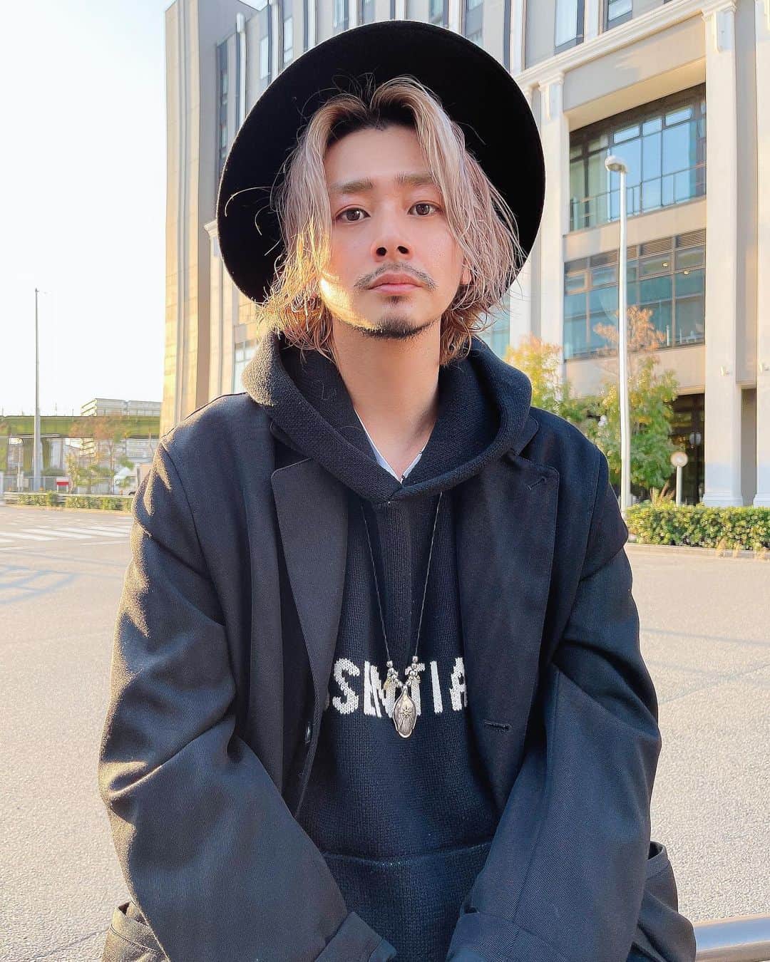 加代憲康のインスタグラム：「昨日はかなり久しぶりの secret colorセミナーin福岡🚅💨でした。  みなさんありがとうございました🙇 さっそくいろいろ進んでることを聞いて僕も楽しみです。  secret colorセミナーは実技付きのコースもあるので実際やってみると colorが1時間で普通に終わるのが体験できます！  そして、本当の透明感を実感できるので好評です。セミナー依頼はミルボンさんにご連絡ください。  生産性アップ、教育、経営などで何かヒントになれれば思います。  花粉症🤧マジキツすぎてヤバいです😭 急に来たから焦ってます笑笑  さぁ明日は朝イチミーティングからの祝日㊗️サロンワーク✂️です。  楽しんでやっていきましょう！」