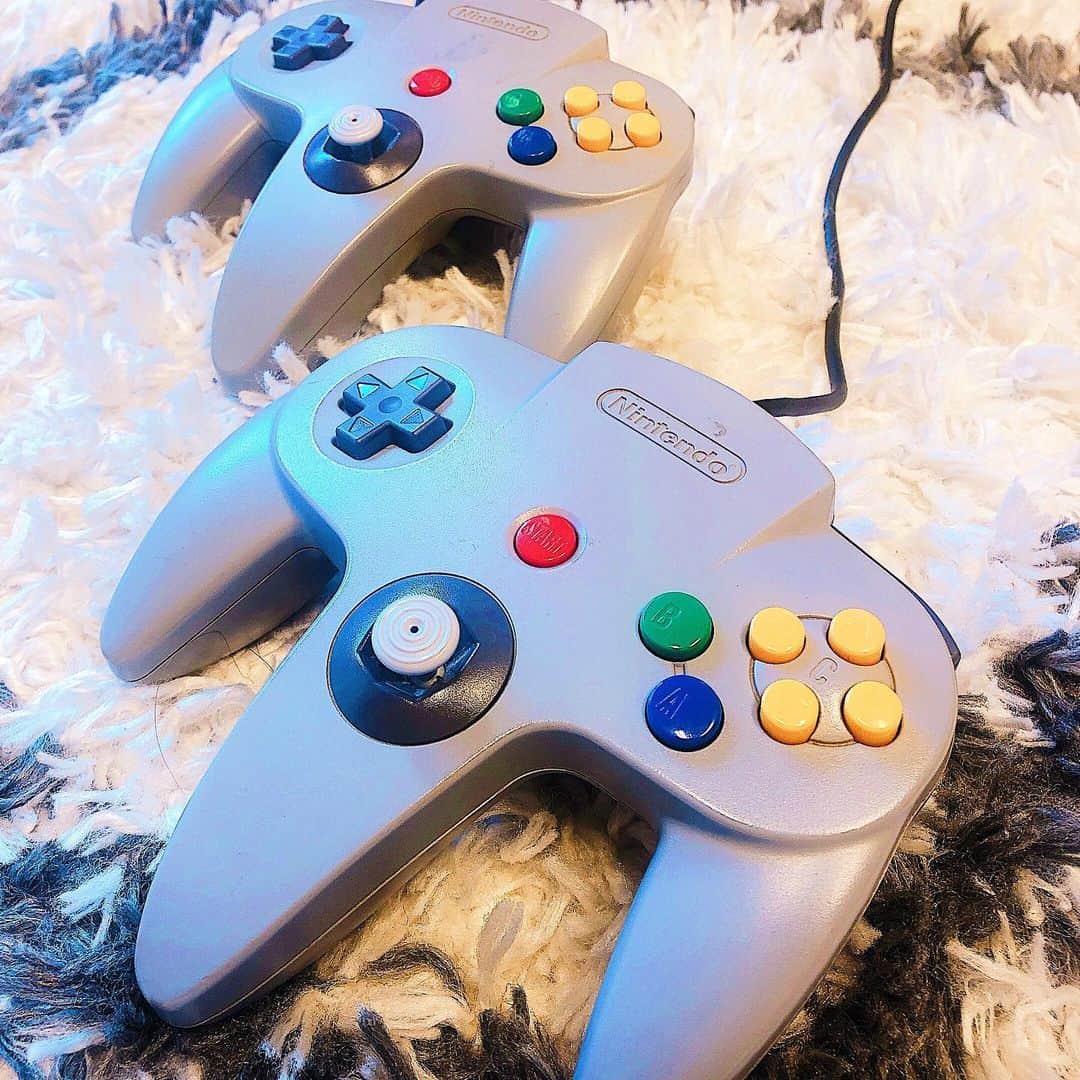 芹沢尚哉のインスタグラム：「🎮Nintendo64🎮スタジオで発見💡 え！？うそ！！まじか！！（笑） しかもちゃんと使えるじゃん✨ 遊んじゃうよね〜そりゃ💕 マリカー楽しかった😘」