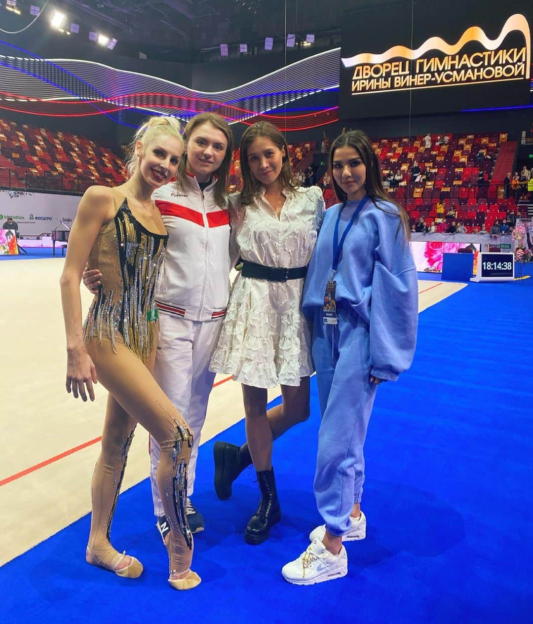 ウリアナ・ドンスコワのインスタグラム：「Моя любимая команда London 2012   Тебя не хватает @nazarenko.a.k ❤️   Как вам упражнения наших девчонок в этом году ? Что и кто больше понравились ?   #ГранПри #ГранПриМосква2021 #художественнаягимнастика #rhythmicgymnastics #gymnastics #gymnastic #world #of #sport」