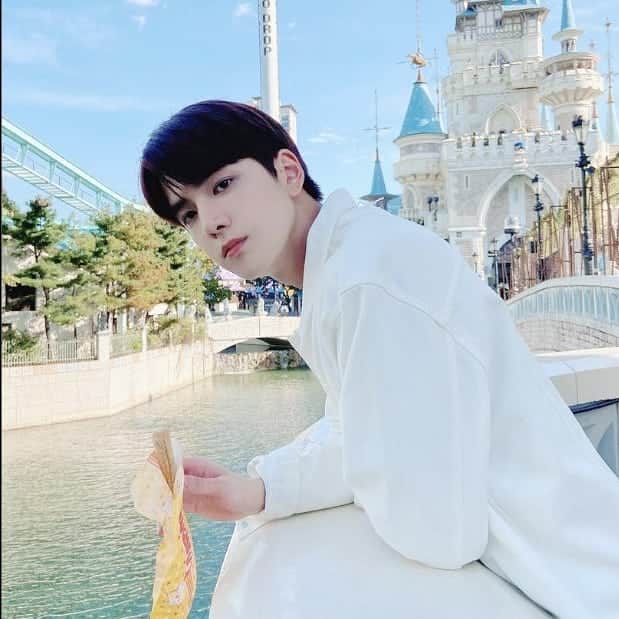 ヨンフンのインスタグラム：「210220 Universe Update #THEBOYZ #더보이즈 #YOUNGHOON #영훈」