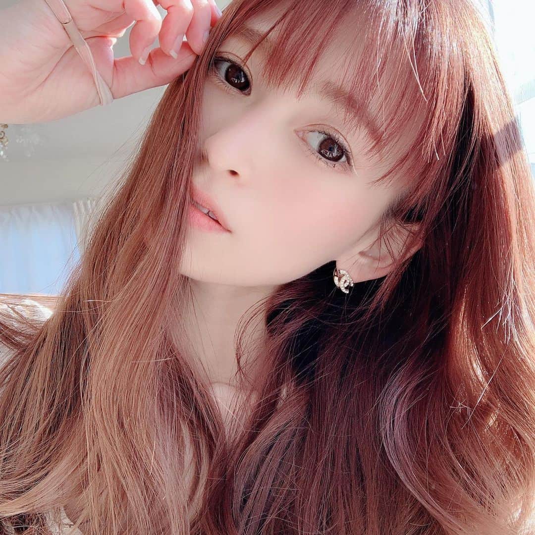 町田亜里香のインスタグラム：「today's... 今日はいつもよりちょっと ラメを増量中🤍❤️ やっぱりメイク💄って楽しい🤭 . . 髪の毛太陽光にあたると、 まだまだ赤みがかってるよっ☺️💓 . . #荒野行動 #ママ #ナチュラルメイク  #ママメイク #セルフカラー  #シャネルピアス #シャネル」