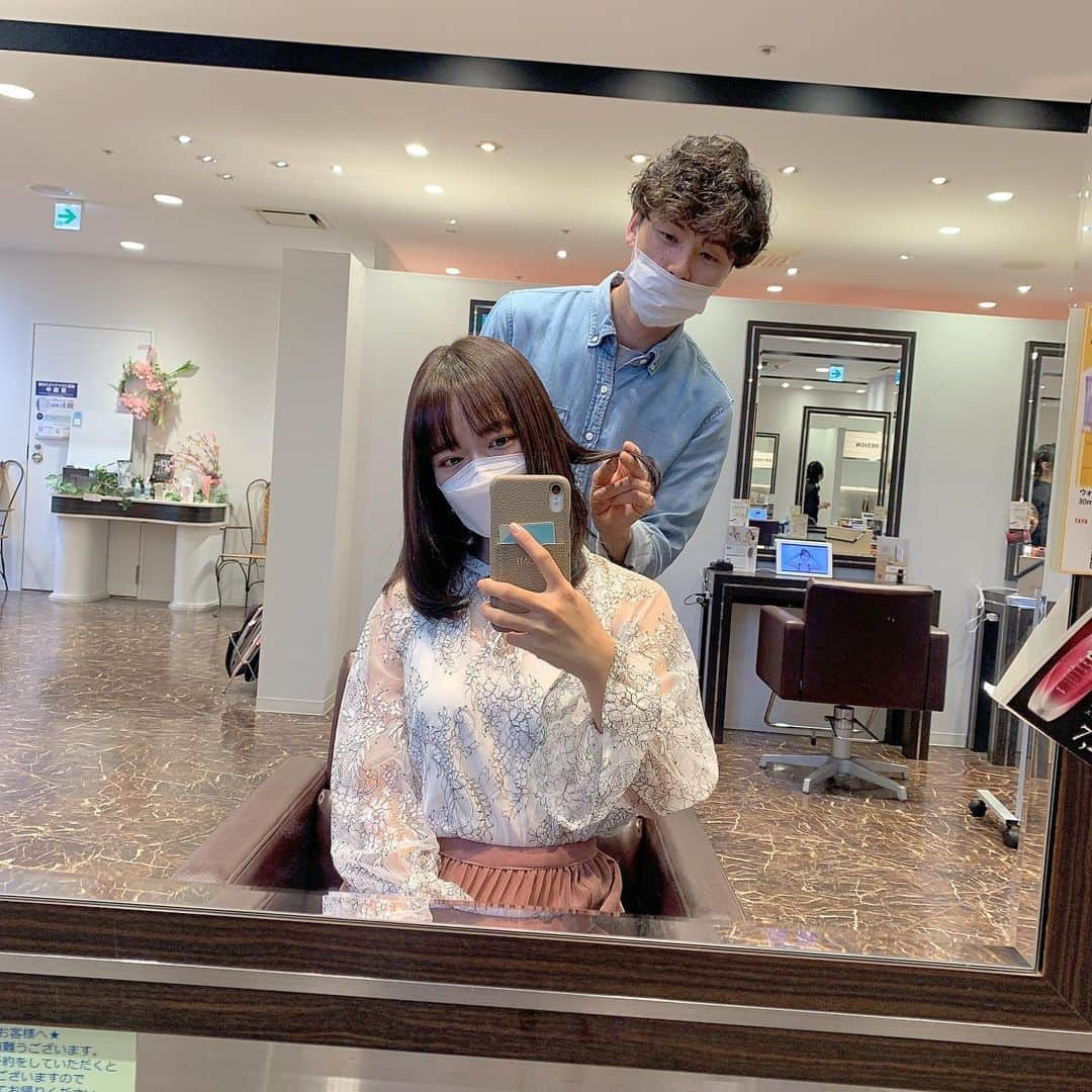 牧野桃美さんのインスタグラム写真 - (牧野桃美Instagram)「TAYA&CO.GINZA本店( @taya_group_official )で 春のヘアカラー にしてきました🌸❤︎ ⠀ いつもより少し明るめのグレージュ🎨 トリートメントもしていただいて 2枚目を見たらわかる通り、、 衝撃の艶々感😭✨ ⠀ 肌の色もくすみやすいタイプだから 色々こうしてほしい、、みたいなお願いしたのに 理想の髪色にしてくださいました（ ; ; ）💕 ⠀ サロン愛伝わるスタッフさんで 話してて楽しかったです🍑 ⠀ ⠀ ⠀ ⠀ ⠀ ⠀ #TAYA#美容室TAYA#美容院#ヘアカラー#髪型#髪質改善#ミディアムヘア#ショートヘア#ロングヘア#ヘアスタイル#パステルカラー#デザインカラー#春カラー#カラーテクニック#似合わせカラー#透け感#tayaのカラーリングエドル#エドル#edol#銀座美容室#艶髪#グレージュ」2月22日 18時11分 - momomi_makino