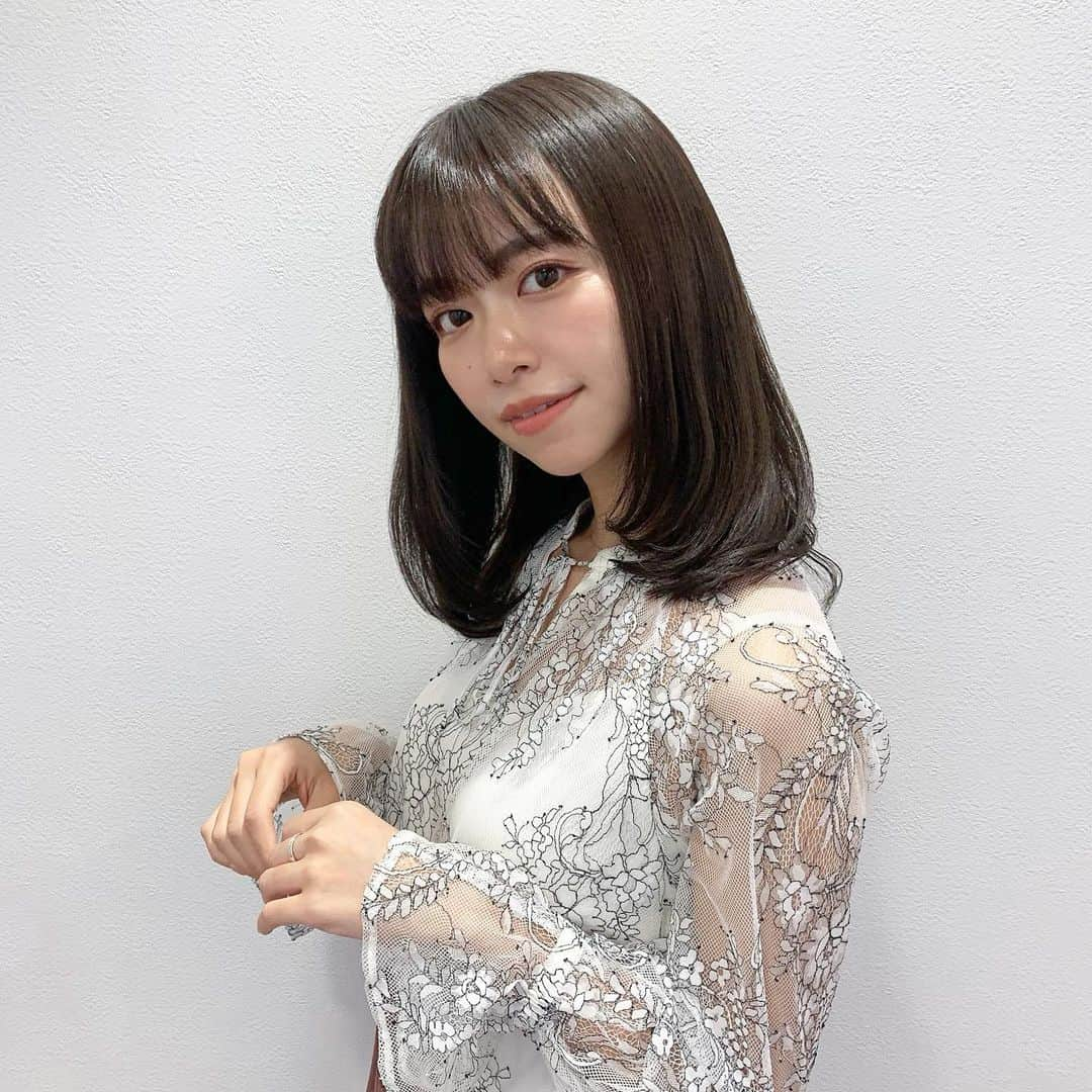 牧野桃美さんのインスタグラム写真 - (牧野桃美Instagram)「TAYA&CO.GINZA本店( @taya_group_official )で 春のヘアカラー にしてきました🌸❤︎ ⠀ いつもより少し明るめのグレージュ🎨 トリートメントもしていただいて 2枚目を見たらわかる通り、、 衝撃の艶々感😭✨ ⠀ 肌の色もくすみやすいタイプだから 色々こうしてほしい、、みたいなお願いしたのに 理想の髪色にしてくださいました（ ; ; ）💕 ⠀ サロン愛伝わるスタッフさんで 話してて楽しかったです🍑 ⠀ ⠀ ⠀ ⠀ ⠀ ⠀ #TAYA#美容室TAYA#美容院#ヘアカラー#髪型#髪質改善#ミディアムヘア#ショートヘア#ロングヘア#ヘアスタイル#パステルカラー#デザインカラー#春カラー#カラーテクニック#似合わせカラー#透け感#tayaのカラーリングエドル#エドル#edol#銀座美容室#艶髪#グレージュ」2月22日 18時11分 - momomi_makino