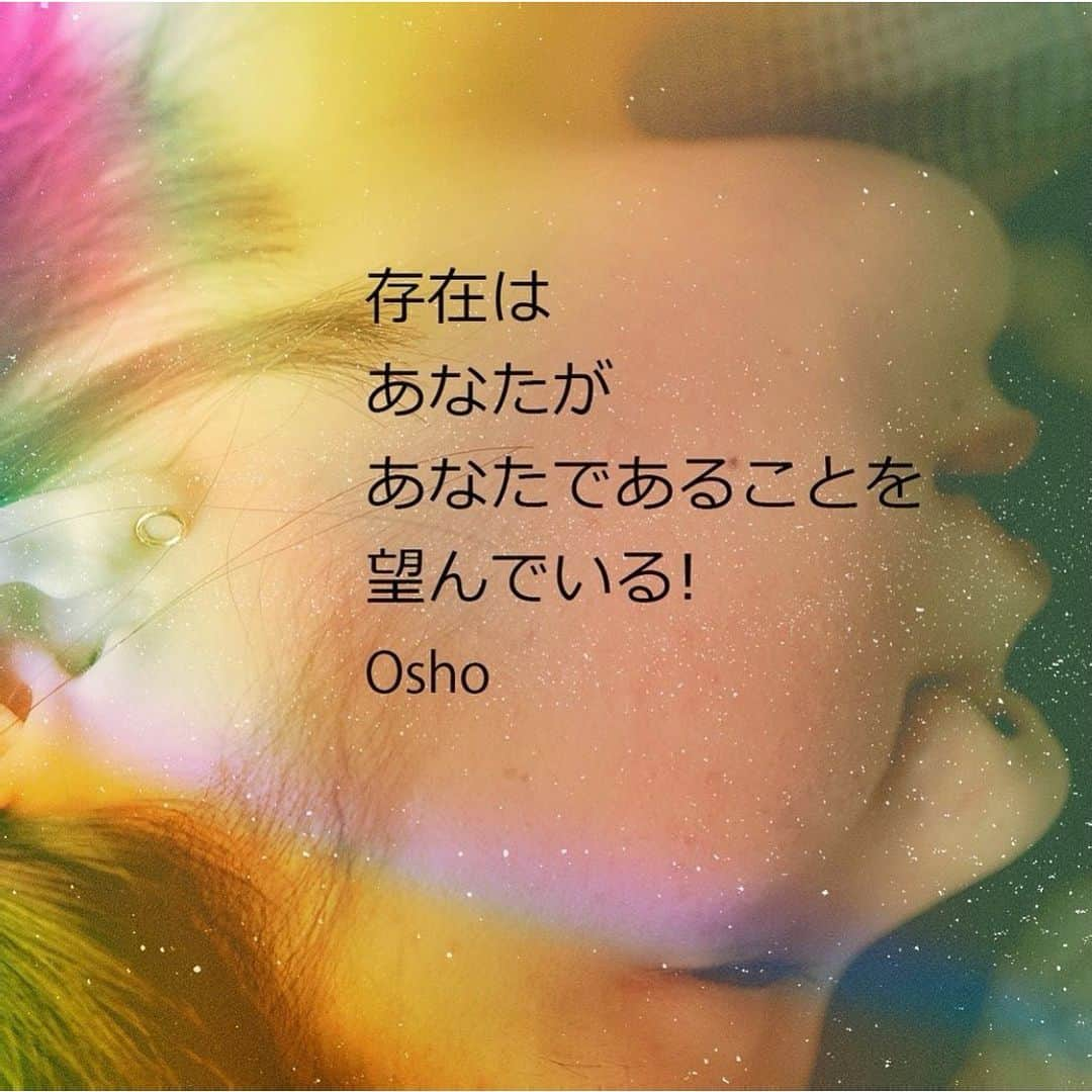 本田裕子さんのインスタグラム写真 - (本田裕子Instagram)「【TAO・ダルマの流れ】 . よく「本当のわたしに気づきましょう」とか、 「本当のわたしを思い出しましょう」って言われてるけど、 . 「わたし」はどこか別の世界にあるのではなく （そう頭で捉える人は「わたし探し」が始まりますが）、「わたし」を探すのではなくて、真の我（真我として「在る」）を思い出すだけ。 . そんでもって、その「在る」は、 あなた（＝わたし）の「本当のわたし」 . . …… 昨日は真凛塾の講座でした🌸 （そして昨日、ご参加者様から愛と温もり溢れる📩をいただきました。） . . ほんと . 「I am」である  ↓ 「わたしは“在る“である」 . を気づけた（思い出す）こと以上に大きな財産はない！（むしろこれが全てだ）と、わたしも感じています。 . なぜなら、それが真実の生き方であり、 愛のエネルギー(ダルマ)の流れだから☺️ . そして、「幻想の私」が消えたとき、 無条件の愛だけが残ります。 . . それにしても昨日は スペシャルゲストも加わり🐶 会場（場）のエネルギーも最高で🌸 無条件の愛を共に感じられて 真を感じられて 心から安心する感覚に包まれ、 すごくすごく楽しかったし、 まさに純粋無垢で懐かしい感覚を 思い出させていただきました。 . . いただいたお便りを読んでいるだけで、それら全ての感覚と「真ん中」を感じることができます😌 . . あと、改めて強く感じたのは、 私が何かを教えるとかじゃなくって お互いに響き合って、 純粋無垢に還っていくのですね💫 . . そして、扉を開いてくれたのは、 あなた（あなたの内なる真の存在）であり、 真理を思い出されたのは、素直さが大いなる恩寵をもたらしてくれたから。 . （恩寵は得ようとしてもたらされるものではなく、素直であることによって天の恩寵がもたらされるものだと思う） . . そこに共に在れたことに 共に在ってくれたことに また歓喜が湧いてきます🙏 . . 「真ん中」って、無意識のうちに握りしめていた不純物が溶ける場所。（ここが苦しみの終焉であり、無限の歓喜のはじまり💫） . . とかって書きながら、私自身、まだ表面的な事象に捉われそうになることも幻の不純物を握りしめていることもあるけれど（笑）、だからと言って、それを悪と決めつけるのでもなく、透明な目でただ観て在るだけ。 . そうすると不純物が落ちていく。 （もしくは、これはもう要らないものとして＆これは真のわたしなのか？とダイレクトに問いかけ、内側からの否定しようのない納得を元に鳥かごから小さな鳥が飛び立っていくように逃がしてあげるのです🕊 ） . . これがダルマ（愛のエネルギー）の流れであり、TAOの流れの中にある、ということなんじゃないかな。（これを頭の知識で知っても何の力にもならないし、頭や言葉で解釈しようとすると何もわからないからこそ、日々の訓練で自ら体験して腑に落とすことが大切！であると同時に、常に「今」がゴールです😊） . . 最後にあなたがあなたであることを本当に存在は望んでいるのだなあ、と感じると共に、あなたがあなたであることに（わたしがわたしであることに）この上ない感謝と喜びを感じます♡ . . それにしても、まりんが大喜びで🐕追いかけっこや隠れんぼをして（特にまりんの隠れんぼ→机の後ろに隠れて尻尾フリフリ顔だけ覗いてて🐶最高やった🤣）遊んでいただき、母ちゃん最高に嬉しかった〜😍  （実は前々からまりんも一緒に何か開催したかったのですが、有難いことに叶っちゃって最高でした😆） . 最高の師匠でございます🐕♡笑 . . …… #I am #在る #わたしは在る #ダルマの流れ #愛のエネルギー #幻想の私 #真実 #真我 #スペシャルゲスト #純粋無垢 #響き合う #素直さ #大いなる恩寵 #TAO #あなたがあなたである #喜び #ワンコ隠れんぼ #師匠 #本田裕子」2月22日 18時23分 - rinrin_yuko