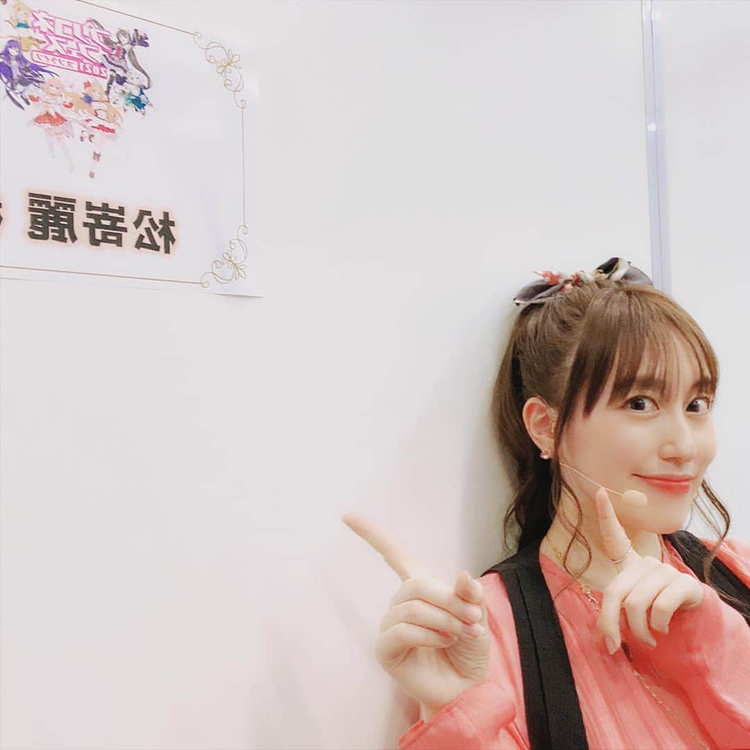 松嵜麗のインスタグラム：「プリコネフェス2021 DAY2参加させていただきました〜☺  見てくださった皆さん、ありがとうございました！  髪型もかなりアキノさんに近付けられた気がします！ この角度だと分かりづらいんだけど、正面だとかなり！ アーカイブ残ってるっぽいからよかったら配信見てない方見てみてね😁 ヘアメイクさん神🙏🏻 それから衣装もアキノさん感ある感じで衣装さん選んでくださいましたよ🥰 アクセサリーや髪飾りもたくさん用意してくださって、アキノさん感とオシャレを兼ね備えた素敵スタイルになりました！衣装さんも神🙏🏻  台本のうしろにはね、キャストひとりひとり違う印刷が！手間かかるのに🥺愛を感じました🥰🙏🏻アキノさんかわゆいよぉ！  イベントはアニメを振り返るコーナーに出させていただいたのですが、みんなでわちゃわちゃ出来て楽しかったです🤗  メルクリウス財団も4人中3人参加出来たし（次はタマキも！）チームワークもばっちしでしたね♪  プリコネRは3周年！ これからもアキノ、そしてメルクリウス財団をよろしくお願いします😆  #プリコネ #プリコネR #プリコネフェス2021 #アキノ #メルクリウス財団 #早口まじ行けると思ってた #なんであんなにもにょったんや #久々に会えたキャスト陣にもテンション上がった #小倉唯ちゃん可愛すぎた #いやもちろんみんなかわいいよ #でもしかたないじゃん #私の好みなアイドルどんぴしゃなんだもん #すれ違うくらいしか出来なかった人もいたもっと話したかった #早く普通にイベント出来るようになったり話せたり出来るようになったらいいなぁ #人数いたけど感染対策ばっちしでしたよ #楽屋は全員個室 #楽屋にあったお菓子で2色の小さいキューブの飴が美味しくて懐かしくて今日キャンドゥで見つけて買った #シゲキックスも買った #好きなんだよねぇ」