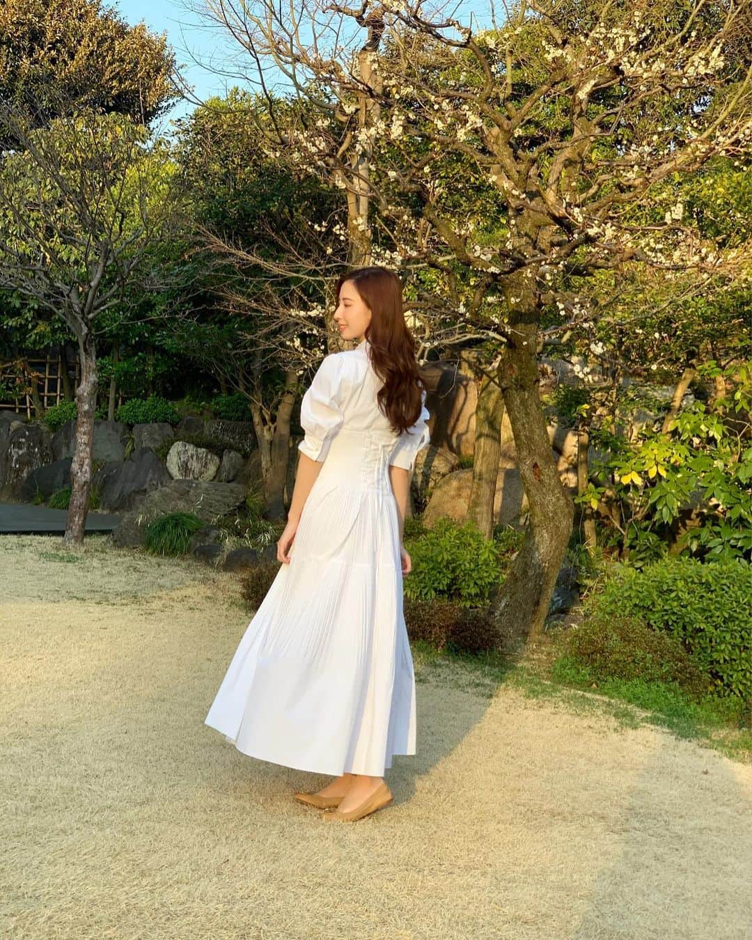 Chihiroのインスタグラム：「この前ふと見かけて買った @fray_id  のワンピース👗  ラインとバックのデザインが可愛くてとってもお気に入り春ワンピ！  コルセットみたいなデザイン＋長めのシャツワンピなので 骨格ナチュラルさんの中でも腰の位置が低めの人が1番得意だと思う！ 骨格ウェーブもコルセットスタイルは重心が上に上がって◎！  身長高めの方だと尚良いと思います！  洗礼さとナチュラル感が出る 綺麗なワンピース ✨  #春ワンピース  #春コーデ  #frayid  #美人百花 #美人百花flowers #イメージコンサルタント  #イメージコンサルタント東京 #骨格診断 #骨格ナチュラル #骨格ナチュラルコーデ  #骨格ウェーブ #骨格ウェーブコーデ  #デートコーデ」