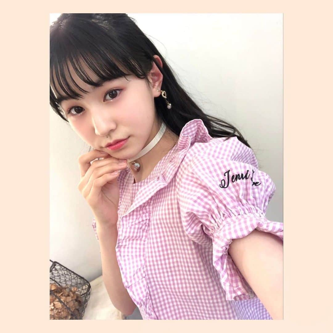 森﨑美月さんのインスタグラム写真 - (森﨑美月Instagram)「今日は~🐈‍⬛ にゃん♪にゃん♪にゃんの日♡  そして ニコ⭐︎プチ4月号の発売日だよぅ~~~♡  アキちゃんと一緒に表紙を飾らせていただきました~♡♡♡ 夢が叶って…うれじいっ…(*T^T*)♡  いつも温かく応援してくださる皆さんのおかげ‼︎ ☺︎ 感謝の気持ちでいっぱいです♡ ありがとうございます♡  4月号は 表紙にも付録にもかわいいピカチュウがいっぱいだよ~☺︎ 春休み中にオシャレに変身できちゃう企画がたくさん‼︎ ぜひチェックしてください~☺︎  表紙のブラウス✿春らしくてかわいかったよ~♡ ⁑ ⁑ ⁑ #ニコプチ #プチモ #jennilove #森﨑美月 #もんちゃん」2月22日 18時16分 - morisaki_mizuki_