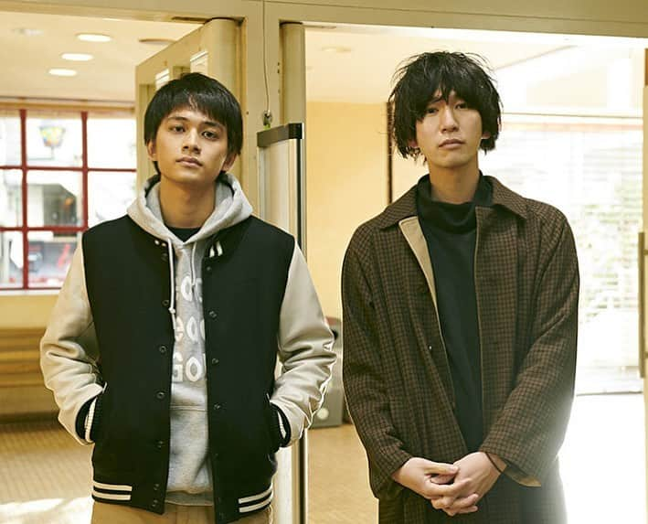 北村匠海さんのインスタグラム写真 - (北村匠海Instagram)「『明け方の若者たち』 主演をやらせて頂けることとなりました。監督は松本花奈。実は鈴木先生で共演した古くからの友人で、ずっと一緒にやれたら良いねと話していたから、今回ほんとに嬉しくて。写真は原作カツセ先生と。作中に流れる音楽や街がドンピシャで僕の青春なので。あの頃に戻りたいなとか楽しかったなと半ばノスタルジックになりながら撮影しております。 人生のマジックアワー、みんなはいつですか？ 完成をお楽しみに。 #明け方の若者たち」2月22日 18時16分 - take_me_1103