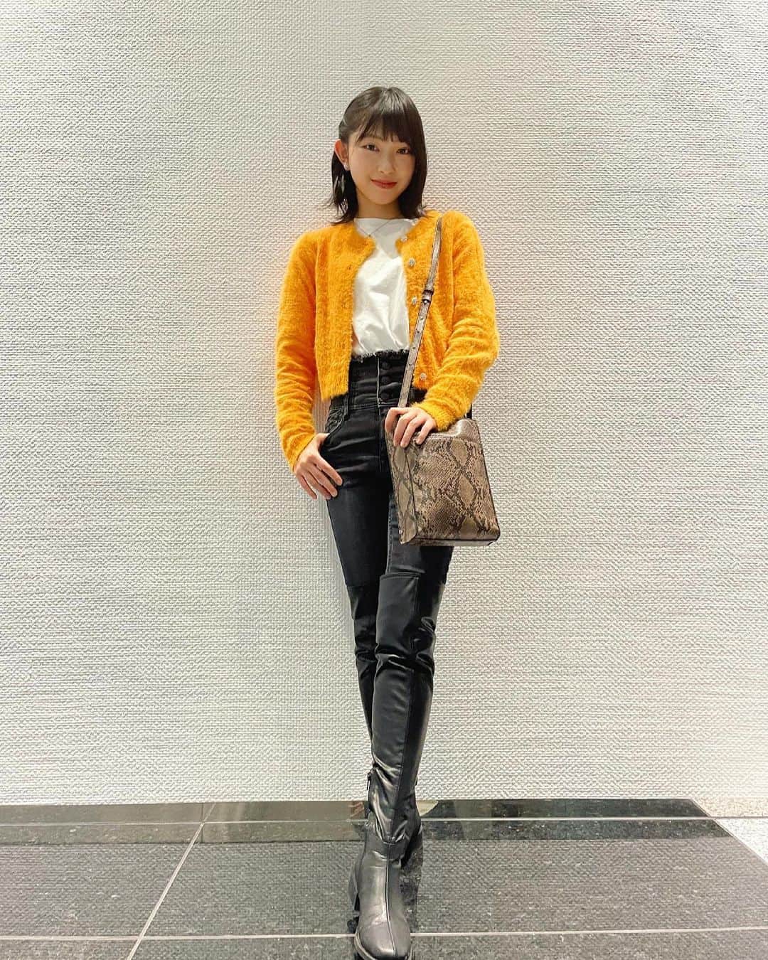 辻野かなみのインスタグラム：「❤︎﻿ ﻿ 🧡🧡🧡﻿ ﻿ ﻿ #かなみしふく👗﻿ カーディガン#ZARA﻿ Tシャツ#GU﻿ パンツ#EMODA﻿ 靴#SNIDEL﻿ ﻿ #私服　#ファッション　#fashion﻿ #オレンジ　#﻿カーディガン #instagood #instalike #followme﻿」