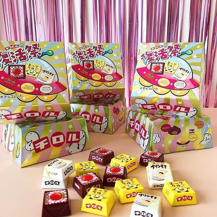 チロルチョコのインスタグラム：「2021年 #イースター は4月4日🗓 チロルの復活祭BOXのご紹介です🐰♥️  イースター企画🌼 人気チロルの復活を祝うBOX❗️  イースター（復活祭）にちなみ、過去にチロルチョコで販売した人気商品3種類を”復活”させた アソートBOXです😍  中には 🌼エッグタルト サクサク食感のビスケットをカスタード風味チョコとミルクチョコで包みました🙌 🌼ストロベリー ミルクチョコとストロベリークリームのシンプルな組み合わせ🍓 いちごシードが食感のアクセント🤫 🌼プリンもち トロッとしたプリンの食感を再現🍮 ほろ苦いカラメルがポイント💡  の3種がIN 🎁  個包装は発売当時のデザインそのまま😍  是非お試しください〜😋  #tirol #tirolchoco #チロルチョコ #チロル #チョコレート #おやつタイム #chocolate  #イースター#復活祭#チロルの復活祭 #おうちカフェ #おやつの時間  #chocolatelover  #shopチロルチョコ」