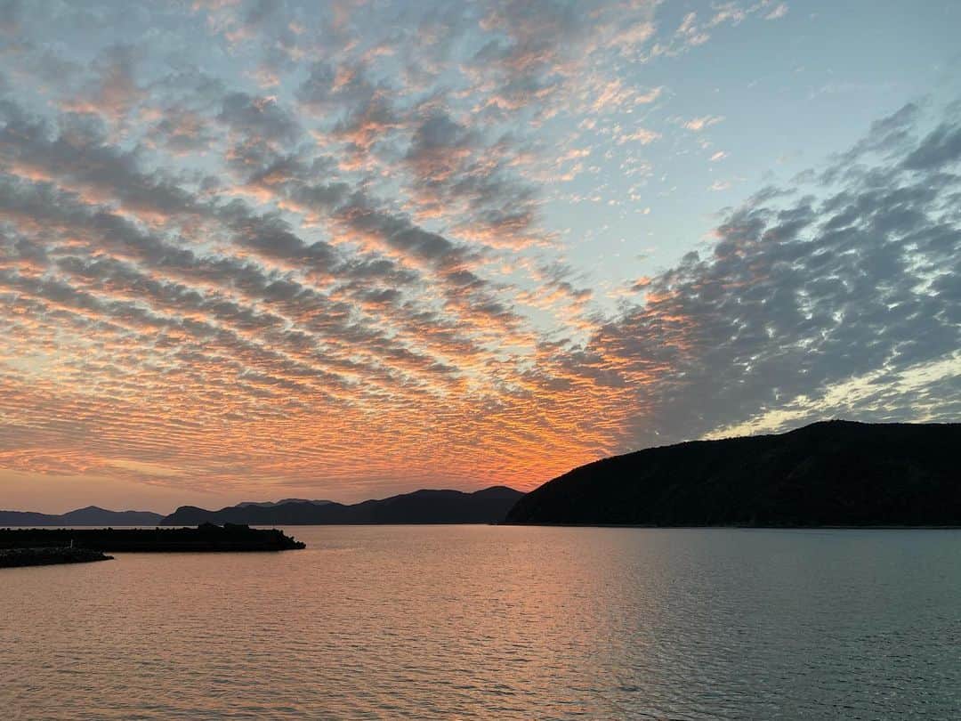 三谷晶子のインスタグラム：「Today's  sunset.  #加計呂麻島 #kakeroma  #kakermajima #kakeromaisland #island #islandlife #islandvibes  #islandpics  #islandmovie  #islandgirldiaries  #islandphotography #beach #beachlife  #beachlifestyle  #beachgirlforlife #japan_of_insta  #japan_photo  #sea #ocean #sunset」