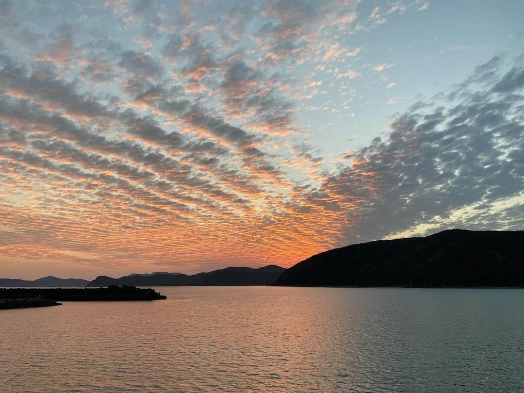 三谷晶子さんのインスタグラム写真 - (三谷晶子Instagram)「Today's  sunset.  #加計呂麻島 #kakeroma  #kakermajima #kakeromaisland #island #islandlife #islandvibes  #islandpics  #islandmovie  #islandgirldiaries  #islandphotography #beach #beachlife  #beachlifestyle  #beachgirlforlife #japan_of_insta  #japan_photo  #sea #ocean #sunset」2月22日 18時24分 - akikomitani