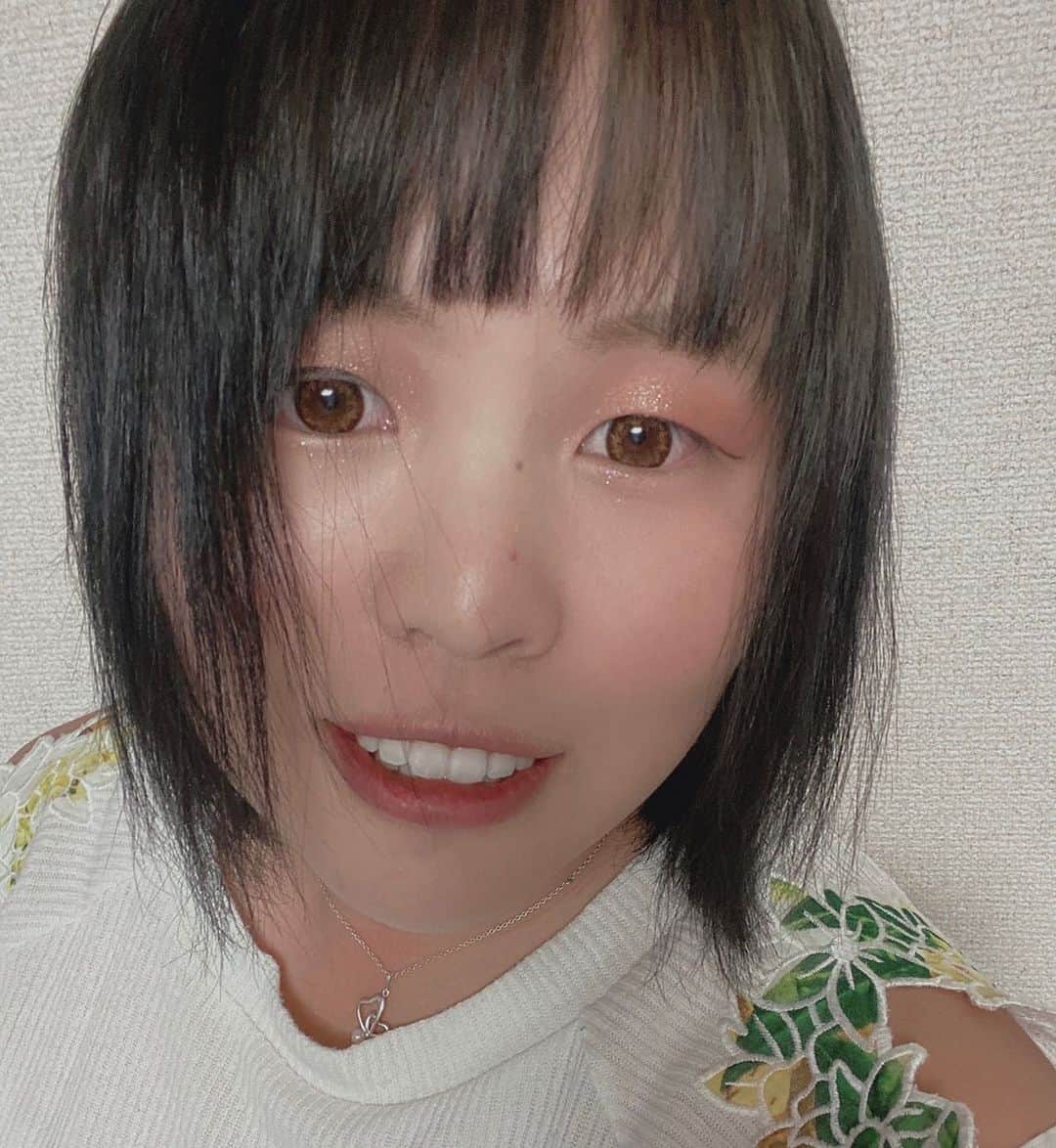 ささきしょうこのインスタグラム：「皆さん、お久しぶりです！  開幕までもう少しとなってきました！  なので美容院に！！ アッシュ系だから色落ちが楽しみ😊 癖毛の為、縮毛矯正もして準備完了！！  と思ったら、子供になってしまった💦笑 幼くなったー笑  まっ、いっか(笑)」