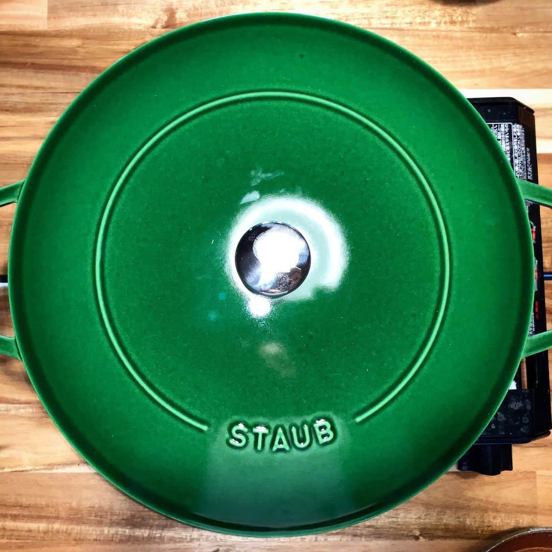 池内万作さんのインスタグラム写真 - (池内万作Instagram)「新しい鍋。 美味しすぎて写真撮るの忘れたけど、すき焼きやった〜！ 大満足っす♪ #イケウチ家の食卓」2月22日 18時25分 - mandeshita