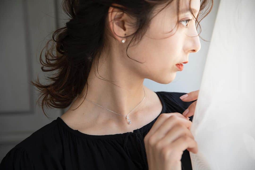 のインスタグラム：「本日.sCeneはお休み頂いております。  今日は朝からスペシャルなジュエリーの撮影のホームページ立ち上げの撮影のお仕事でした。 . ヘアとジュエリーが、日常に優しく溶け込むようなイメージで。 .  モアサナイトジュエリーはダイヤより2.5倍輝く宝石。長く使ってても濁らない煌めき。  そしてプライスもリーズナブルなところが本当にオススメ。 気になる方はこちらをフォローして、DMで詳しく聞いてみてくださいね！ @moissanite_emma   最近はその様なカメラマンとしてのお仕事の依頼も受けてます。【要相談】 #ヘアスタイル  #大阪美容室シーン #茨木美容室シーン #ヘアアレンジ簡単  #髪型　#ヘアアレンジ　#切りっぱなしボブ　#美容学生　#美容師　#大阪美容師　#茨木市　#茨木　#ロングヘア　#カットモデル  #サロンモデル　#関西サロンモデル　#おしゃれさんと繋がりたい #巻き髪スタイル　#美容学校 #ショートヘア　#ショートボブ#大人スタイル　#冬スタイル　#ストレートヘア #下防タツヤ#吹田美容室#吹田美容室シーン #茨木市美容室　#茨木市美容室シーン　#艶髪 モデル協力 @miiikunkun  モアサナイトジュエリーショップ　EMMA @moissanite_emma」