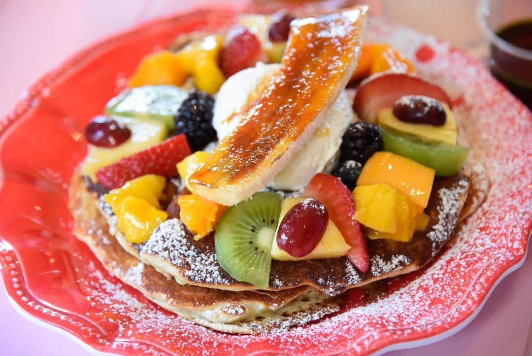 kawaiihawaiitourのインスタグラム：「本当は、ハワイのおいしいパンケーキのお店、Cafe Moreys です。たくさんのフルーツがのっていて、上にのっているキャラメルのバナナも味がきいておいしいです！カワイイ・ハワイ・ツアーでも行けますよ。当社では、お客様が行きたいところを自由に選んでもらって好きなようにツアーが回れます‼️本日は、68人の感染者がでました! ------------------------------------------------------- ❤️Kawaii Hawai'i Tour / カワイイ・ハワイ・ツアー ❤️✨🌈プラン🌈✨ (ハワイ州政府公認会社 PUC 497-C) ✔︎日本人経営 日本人ガイド付きツアーなので安心️🏝✨😎👍🏽 ✔︎あなただけのオリジナルツアーが作れます ✔︎初ハワイ満喫コース、オススメスケジュールご用意しています‼︎ ✔︎ガイドブック派？それともローカル体験派？ ✔︎なんでもご相談下さい 💁🏽‍♂️💁🏽☀️🏝✨😎👍🏽 ✔︎お写真もたくさんお撮りします🤳 ------------------------------------------------------ 飽くことなく与え続けてください。残り物ではいけません。痛みを感じるまでに、自分が傷つく程に与え尽くしてください(マザー・テレサ) ------------------------------------------------------ お客様の笑顔が私達の笑顔をモットーにツアーをさせてもらっています🚙🚖🚘 --------------------------------------------------------  #ハワイ #hawaii #ハワイ挙式 #カワイイハワイツアー　#コロナ　#ファインダー越しの私の世界 #カカアコ #ハワイ好き #ラニカイビーチ #天国の海 #ハワイウェディング #ハワイ行きたい #ハワイツアー #アウラニディズニー  #ハワイチャーターツアー #ハワイオプショナルツアー #ハワイ旅行 #ハワイ女子旅  #カイルア #ハレイワ 　#ハワイ挙式 #ハワイ好きな人と繋がりたい #ハワイコロナ　#インスタ映え　 #南国 #スイーツ #ハワイ大好き   #オアフ島 #カフェ #cafemoreys #パンケーキ」