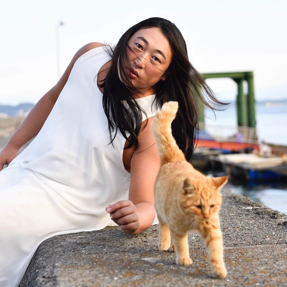 クリエイターズ・ファイル公式（ロバート秋山）さんのインスタグラム写真 - (クリエイターズ・ファイル公式（ロバート秋山）Instagram)「・ 2月22日は猫の日。 ・ 第28回日本クリスタルガールグランプリに輝き、「透明すぎて目視できない。17歳」と称される女優の藤原采。 ・ 2018年夏公開の『浜辺の鳥』でサクラ役を演じたのは有名な話。 ・ では、その中でNGをたくさん出してしまった名シーンとはどんなシーンだったでしょう⁈ ・ 答えは明日の投稿の最後で! ※昨日のクイズの答え→「ほっ」 ・ #クリエイターズファイル #藤原采 #浜辺 #海 #透明 #清純 #猫 #女優 #映画 #シーン #ドラマ #役 #クリエイター #クリエイティブ #写真日記 #日記 #記念日 #ダイアリー #クイズ #サプライズ #ザテレビジョン」2月22日 18時29分 - creatorsfile_officialgoods