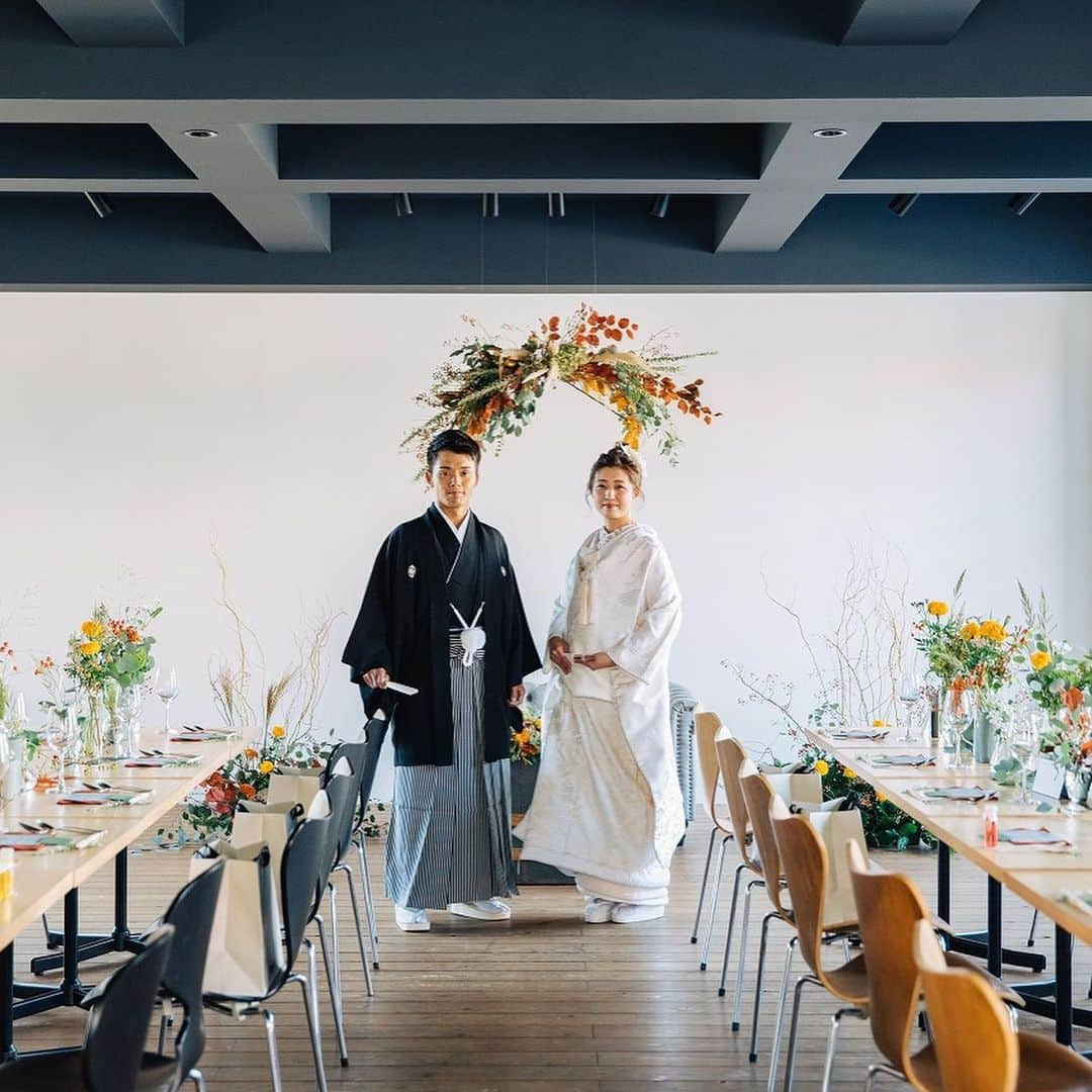 ARCH DAYS Weddingsさんのインスタグラム写真 - (ARCH DAYS WeddingsInstagram)「【今日のアルバム】大切な家族と紡ぐ時間﻿ ﻿ 高知県にあるおしゃれなコミュニティーラウンジ“EN”で行われたファミリーウェディング。﻿ ﻿ ウェルカムスペースに飾られた美しいユリの花々は、ご家族が大切に育てられたもの。ケーキカットのあとには、おふたりからご両親へのサンクスバイトを。﻿ ﻿ 大好きな家族への愛が溢れた、大切で特別ないちにち。﻿ ﻿ ﻿ _ _ _ _ _ _ _ _ _ _ _ _ _ _ _ _ _ _﻿ ﻿ ﻿ Planner: @kayowedding﻿ Photo by @uesugitomofumi﻿ ﻿ _ _ _ _ _ _ _ _ _ _ _ _ _ _ _ _ _ _﻿ ﻿ ﻿ ▽記事に飛ぶには﻿ ストーリーズからリンクをチェック﻿ ﻿ ﻿ -----﻿ ﻿ ﻿ DIYコラムのモデルになってくれる花嫁さんを大募集🤍﻿ ﻿ @archdays_weddings をフォロー＋ #archdays花嫁 をつけて投稿するだけで応募完了！﻿ ﻿ ARCH DAYSのプロフィールブックやウェルカムボードなど、DIYコラムのモデルさんとして、編集部からお声がけをさせていただきます💄﻿ ﻿ 沢山のご応募お待ちしています♩﻿ ﻿ ﻿ -----﻿ ﻿ ﻿ ▽ARCH DAYSトップページはこちらから☑️﻿ @archdays_weddings﻿ プロフィールのリンクから﻿ ﻿ ▽KIDS & BABYのパーティーアイディアはこちら☑️﻿ @archdays﻿ ﻿ ﻿ -----﻿ ﻿ ﻿ ARCH DAYSに会員機能ができました💁‍♀️﻿ ﻿ 気になる記事や写真をクリップして、もっと便利に！自分だけのページを作れます📎﻿ ﻿ また、会員登録をしてマイページからパートナーを招待すれば、2人でイメージを共有可能に♩﻿ ﻿ ﻿ -----﻿ #archdays #archdays_wedding #アーチデイズ #アーチデイズウェディング  #高知ウェディング #高知結婚式 #高知婚 #高知花嫁 #高知プレ花嫁 #四国花嫁 #四国プレ花嫁 #ファミリーウェディング #ファミリーウエディング #家族婚 #家族挙式 #和装結婚式 #和装婚 #和装花嫁 #白無垢ヘア #ウェルカムボード #ウェルカムスペース #高砂 #高砂装花 #プレ花嫁準備 #プレ花嫁2021 #花嫁準備 #結婚式準備 #プレ花嫁 #卒花嫁﻿ -----」2月22日 18時29分 - archdays_weddings