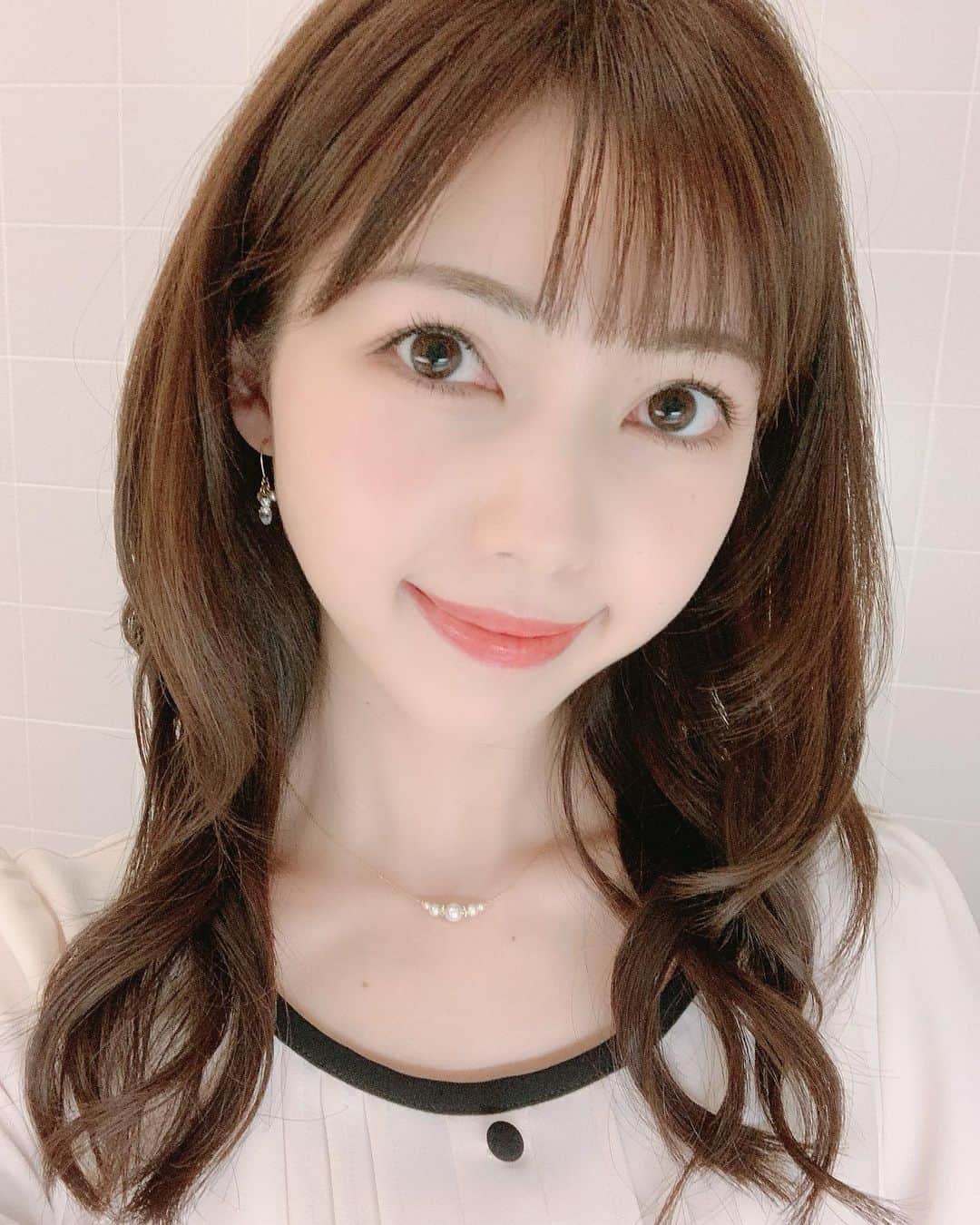 川又智菜美のインスタグラム：「Ⓝ Ⓔ Ⓦ Ⓗ Ⓐ Ⓘ Ⓡ﻿ ﻿ この間美容院に行ってきて﻿ 髪型をちょっと変えてみました💇‍♀️﻿ ﻿ 全体の長さはあまり変えてないのですが、﻿ レイヤーをいれてもらいました❣️﻿ わかるかな〜？🤭いかがでしょうか？☺️﻿ ﻿ Ⓞ Ⓤ Ⓣ Ⓕ Ⓘ Ⓣ﻿ ﻿ そしてこちら昨日の衣装、﻿ スカート部分はレースで素材が違うのですが﻿ ワンピースなのです👗💗﻿ @debutdefiore  最近、ワンピース率高い😍 ﻿ ワンピースは綺麗めでも﻿ 楽ちんなものが多いので好きです💫﻿」
