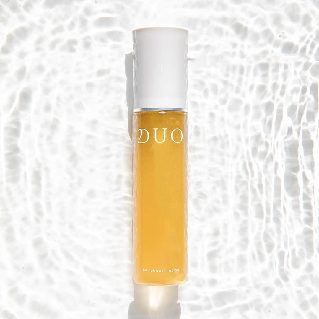 D.U.O.（デュオ）のインスタグラム：「⁠ ⁠ ＼エイジングサイン*1 の要因となるダメージをリセット／⁠ 土台を育むスキンケア『ザ リブーストローション』が新登場！⁠ ⁠ 大気汚染、乾燥、激しい運動など、日々受ける肌ダメージ。⁠ これらのダメージは肌のエイジングサイン*1を加速させてしまうことをご存じですか？⁠ ⁠ DUOからの提案は、「エイジングサイン*1」の芽をリセットし、肌悩みが起こらない肌へ育む日々のケア。⁠ 毎日のスキンケアでリセットし、10年後の肌に差が付くエイジングケア*2をはじめませんか？⁠ ⁠ ✓史上最高濃度*3、生ビタミン*4オイルACEを内包したオイルスフィア処方。⁠ オイルを化粧品全体に分散させる高度な技術で、生ビタミン*4オイルをフレッシュに届けます*5。⁠ また、スフィアの外側にも独自ブレンド成分が相互に作用し、肌の潤いをサポートし、美肌環境を整えます。⁠ 独自処方成分を高配合することで「肌の土台を養う」リブーストローションは乾燥によるくすみやキメなど、目に見える年齢サイン*6に効果的にアプローチ。⁠ 2月19日発売です。⁠ ⁠ *1 乾燥などによる肌変化のこと⁠ *2 年齢に応じたお手入れのこと⁠ *3 歴代DUOローション史上、ビタミン類を高配合した処方⁠ *4 オイルの粒に内包し、劣化を防いだフレッシュな状態。 (整肌成分)⁠ ⁠ *5 角質層まで⁠ *6 乾燥による肌変化のこと⁠ ⁠ ⁠ #DUO #デュオ #DUOコスメ #ザリブーストローション #化粧水  #エイジングケア #インナードライケア #うるおいケア #スキンケア #保湿 #保湿ケア #保水ケア #美容成分 #乾燥肌 #年齢肌 #新作スキンケア #新作コスメ #おすすめスキンケア #美容好き #コスメ購入品 #コスメマニア #スキンケア好き #スキンケアマニア #なめらか肌  #乾燥肌対策 #マスク荒れ #透明感 #毛穴ケア #ゆらぎ肌」