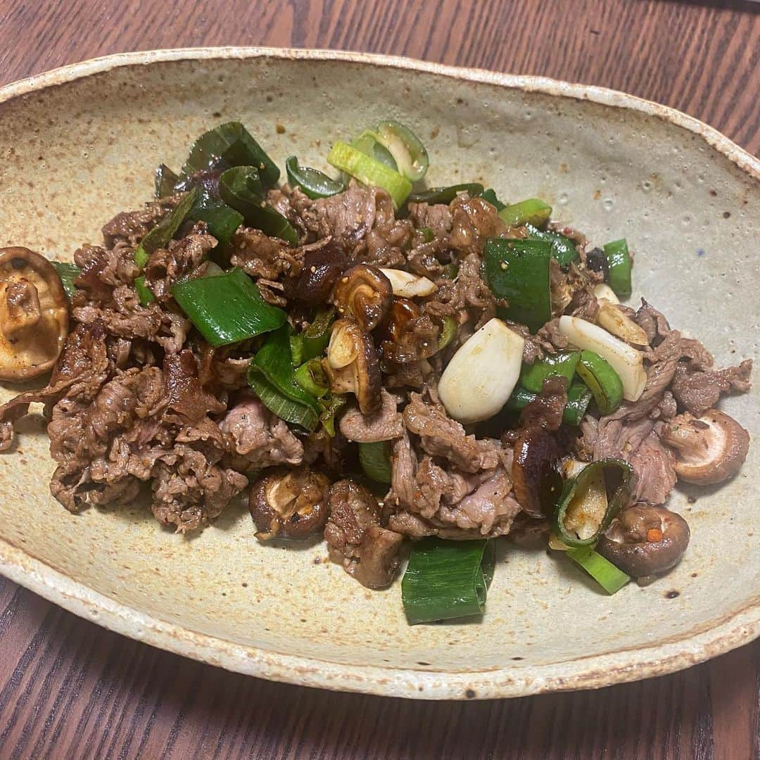 加藤順大のインスタグラム：「間貸りで居酒屋さん、オープンしたい笑 さっとこんなの作りますよ！！ 店舗貸してもいいよ〜って方ご連絡下さい🙇‍♂️ いいちこに合いそうな逸品💪 ネギ、しいたけ、にんにく、牛肉@aisai.farm2017 の黒にんにくドレッシングとほりにしスパイスと蜂蜜で味付け。 一日店長やりますよ〜！！ #nobu飯 #居酒屋メニュー #料理 #間貸り #一日店長」