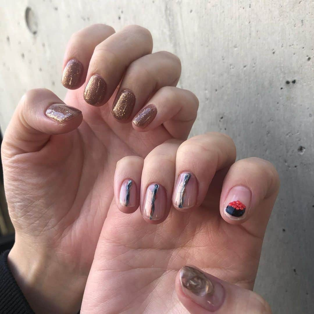 かこさんのインスタグラム写真 - (かこInstagram)「ニューネイル💅 今回もayaさんにおまかせネイル🥺💓右手の人差し指はいくら〜🍣！！！この一粒一粒のアート伝わるかな😭？触ってもてぶつぶなの！！凄すぎる〜😭💓お寿司大好きやからお腹空いたら人差し指見よ。親指は初めてのストーン✨小さめのにして下さった☺️右手は本当にアートや😭縦ラインすごくない？！その場で色合い混ぜてめちゃくちゃ芸術的になる… 左手は大好きなマグネットネイル💅春先に合わせて温かい色味にして下さった☺️🌸 ayaさんと一番笑った会話はチンアナゴの喧嘩です。 皆さんfunctionnailsさんに是非行ってみて下さい〜☺️ #functionnails  #食べ物ネイル #お寿司 #いくらネイル」2月22日 18時40分 - harapeko__kako