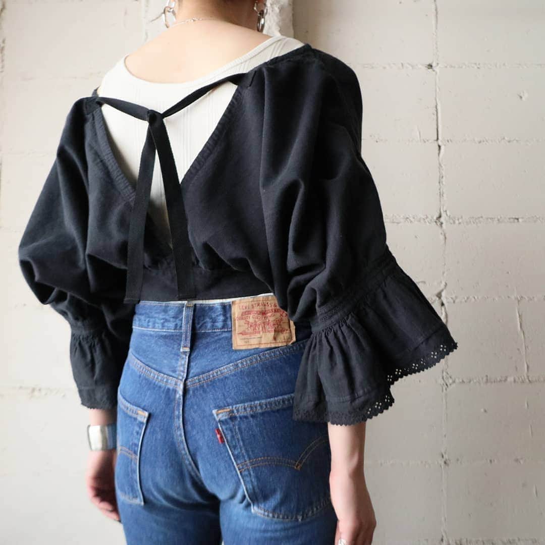 吉祥寺 古着屋 Orfeoのインスタグラム：「. 1920's Back String Blouse  #orfeo #kichijoji #tokyo #vintage #used #fashion #coordinate #outfit . . .  お問い合わせはインスタグラムのプロフィール掲載のメールアドレスにお願いいたします。コメント、DMでのお問い合わせは受け付けておりませんのでご了承ください。 ONLINE SHOPの商品も店頭にてご購入頂けます。気になる商品がございましたらスタッフにお声掛けください。 . 新型コロナウィルス感染症予防対策を徹底して営業しております。 ご来店の際はマスク着用、手指消毒にご協力ください。」