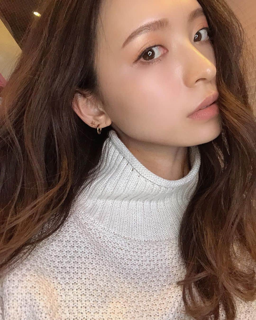 のインスタグラム：「ナチュラルメイクにて𓂃◌𓈒𓐍🥀 はね上げも自粛🥺✔ . 久々に髪も ぱぱーっと巻いたら テンションあがった。笑 . とりあえず花粉対策と保湿。 また明日から段々寒暖差すごく なるみたいやからあたたかくね🦋 . 今日はホンマに春日和やった🌸  Makeup natural, simple this year✌🏽 #春メイク #ナチュラルメイク #makeup #springday #春 #🌸」