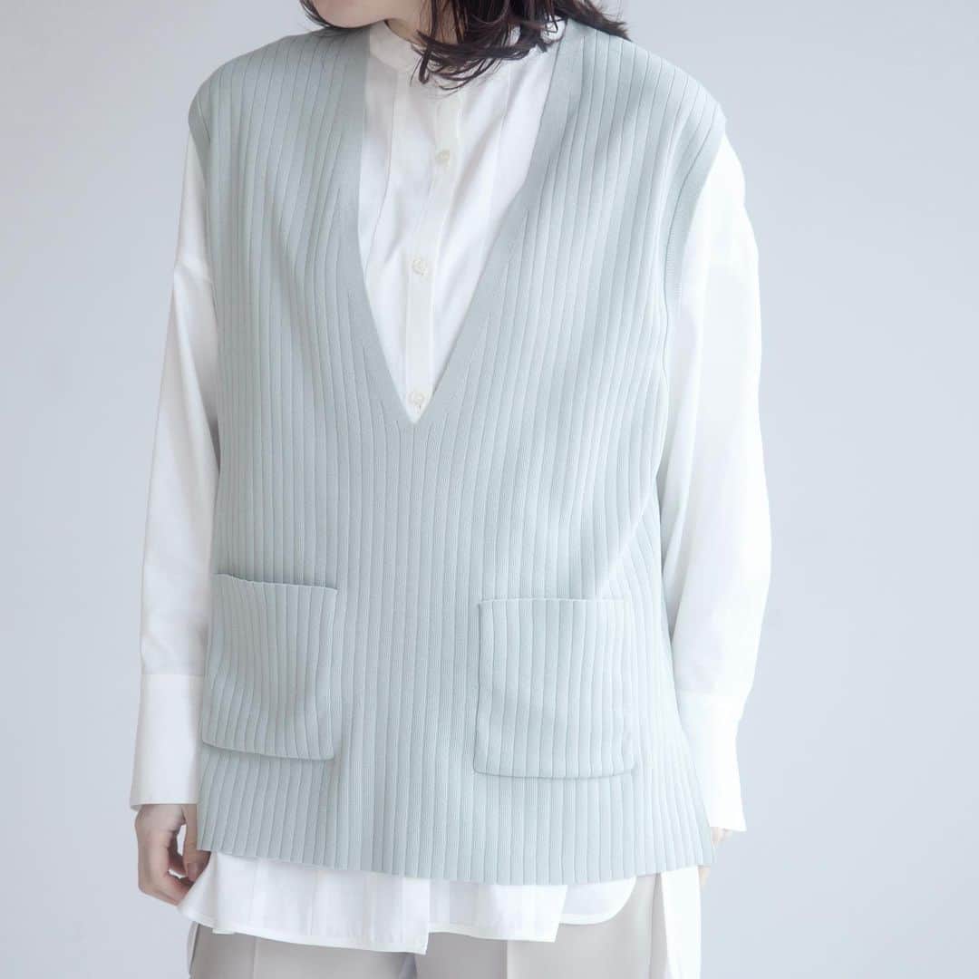 INDIVIのインスタグラム：「- new items -﻿ ﻿ ﻿ 今季トレンドのレイヤードスタイルに欠かせないニットベストが登場！﻿ 春にも着こなしやすいドライタッチの素材でご用意。﻿ 微光沢ときれいめな表情感により、マニッシュ過ぎず、大人の女性に仕上げる1枚です。﻿ ﻿ ﻿ ✴︎vest.¥12,650(税込)﻿ ✴︎no.127-12405﻿ ﻿ ＿＿＿＿＿＿＿＿＿＿＿＿＿＿＿＿﻿ 【ポイント10倍キャンペーン開催中!!】﻿ 2/17(wed)-2/28(sun)までの期間中、﻿  対象アイテムがポイント10倍！﻿ 春の新作アイテムをお得に手に入れるチャンスです。﻿ お見逃しなく！！﻿ ﻿ ﻿ #INDIVI﻿ #インディヴィ﻿」