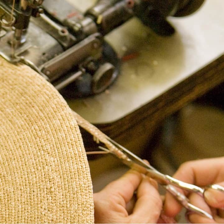 グレヴィさんのインスタグラム写真 - (グレヴィInstagram)「GREVI has been producing #hats since way back in 1875. The firm has belonged to the #Grevi family for over four #generations, and its products have marked the times. Founded by Attilio during the glorious period of the #trecciaole, or braider-ladies, whose versatile #hands formed braids as delicate as lace, the company went on to produce the #Florentine #straw hats favored by #romantic fin-de-siécle #ladies, and, later, more sophisticated and functional #models for both #men and #women. . #Grevihats #since1875 #handmade #madeinitaly #artigianatoitaliano #cappelliartigianali #italianbrand #unichats #artisanalhat #handmadehats #italianhats」2月22日 18時40分 - grevi1875