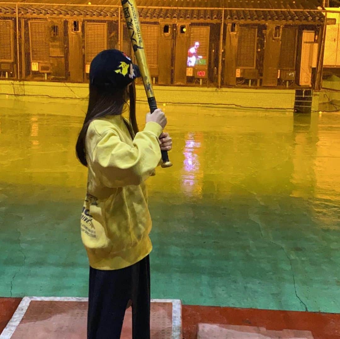 飯窪春菜のインスタグラム：「いつかの空振り。⚾️ #バッティングセンター #約10年前に9期10期対決でやった以来」