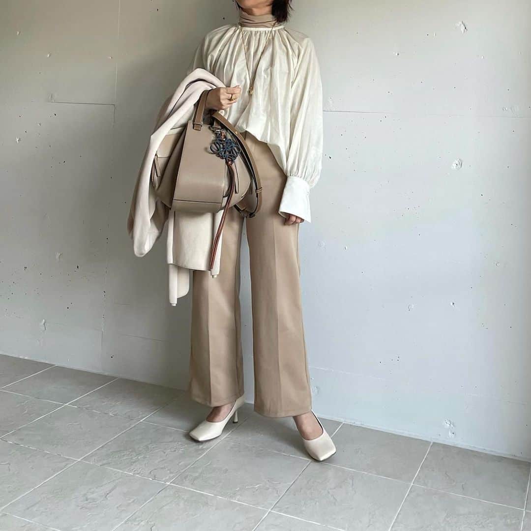 のインスタグラム：「・ 週末に引き続き春の陽気✨ 暖かくなったらやりたかったタートルTとシフォンブラウスのレイヤード◡̈ エクリュXベージュの大好きな色合わせ♥︎ ・ ・ gown: #deuxiemeclasse tee: #nae blouse: #babylone pants・shoes: #gu bag: #loewe ・ ・ #fashion#coordinate#ootd#outfitoftheday#outfit#locari#mineby3ootd#loewebag#loewehammock#153cm#大人カジュアル#ママコーデ#きれいめカジュアル#春コーデ#ベージュコーデ#おちびコーデ」
