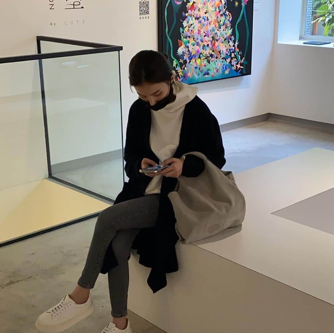 チャン・チュンニンのインスタグラム：「之前就一直很想去 @thisislightwell  除了1樓有選品店之外 2、3樓  不定期會有一些展覽可供欣賞  這次 「棲夢幻視」的展覽  藝術家用的顏色都很繽紛飽和 很有春天的感覺」