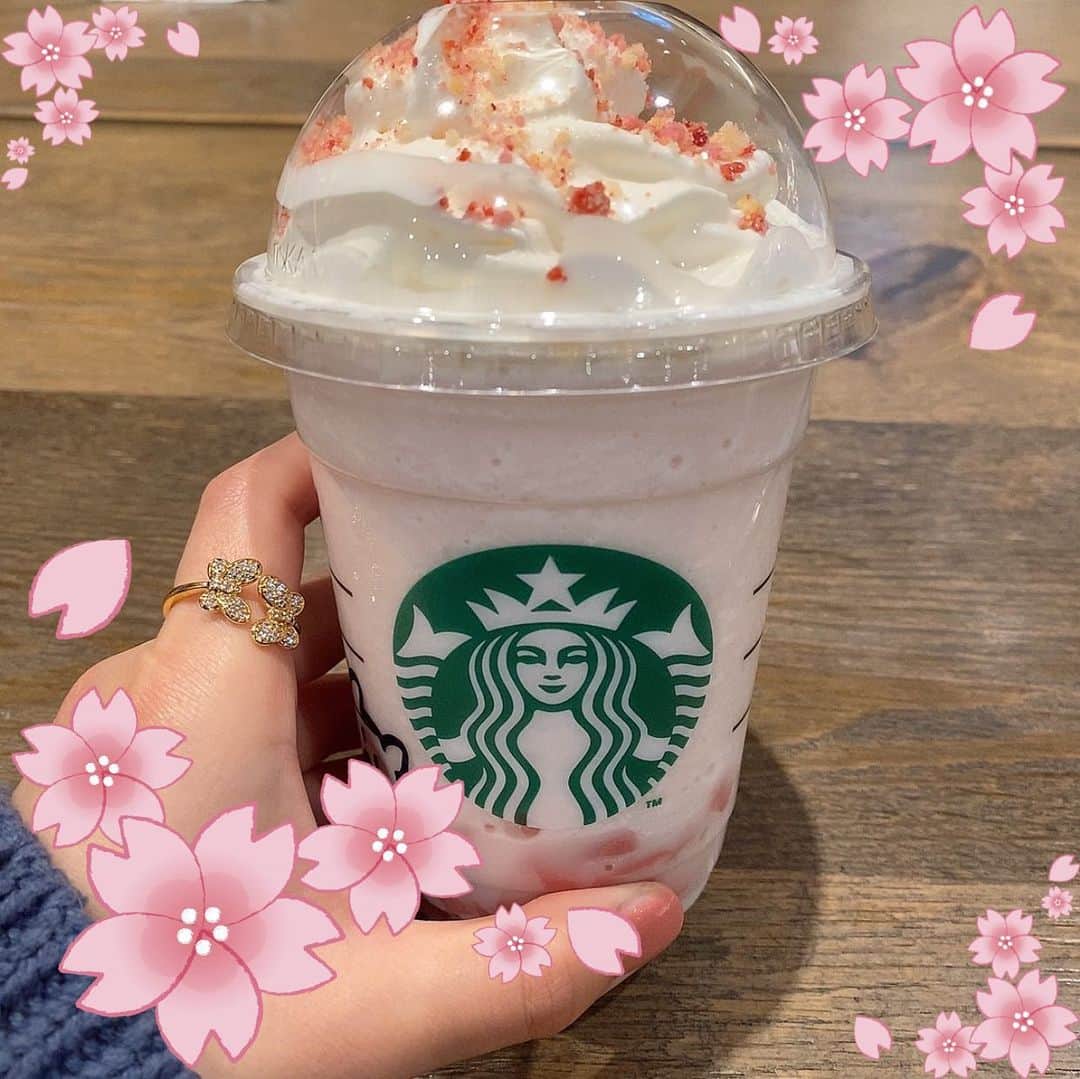 のインスタグラム：「ずっとずっと楽しみにしてたの🌸  この間やっと飲めた！  さくらの味大好きなんだ🥰」