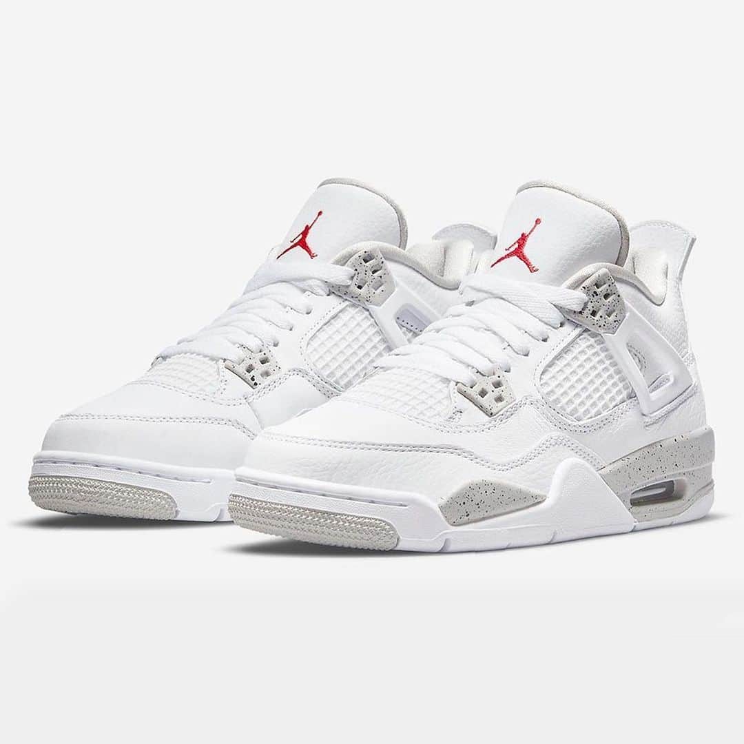 HYPEBEASTさんのインスタグラム写真 - (HYPEBEASTInstagram)「@hypebeastkicks: @jumpman23 is now set to introduce the Air Jordan 4 in a “White Oreo” makeup. It features a premium white tumbled leather upper with matching mesh and plastic speckled ”Cement Grey” eyelets and midsole. Additional details come in the form of a light gray sockliner, Jumpman logo hits, and a flipped “AIR JORDAN” badge at the back of the tongue. Look for it to release sometime this May for $190 USD.⁠⁠ Photo: @nike」2月22日 18時46分 - hypebeast