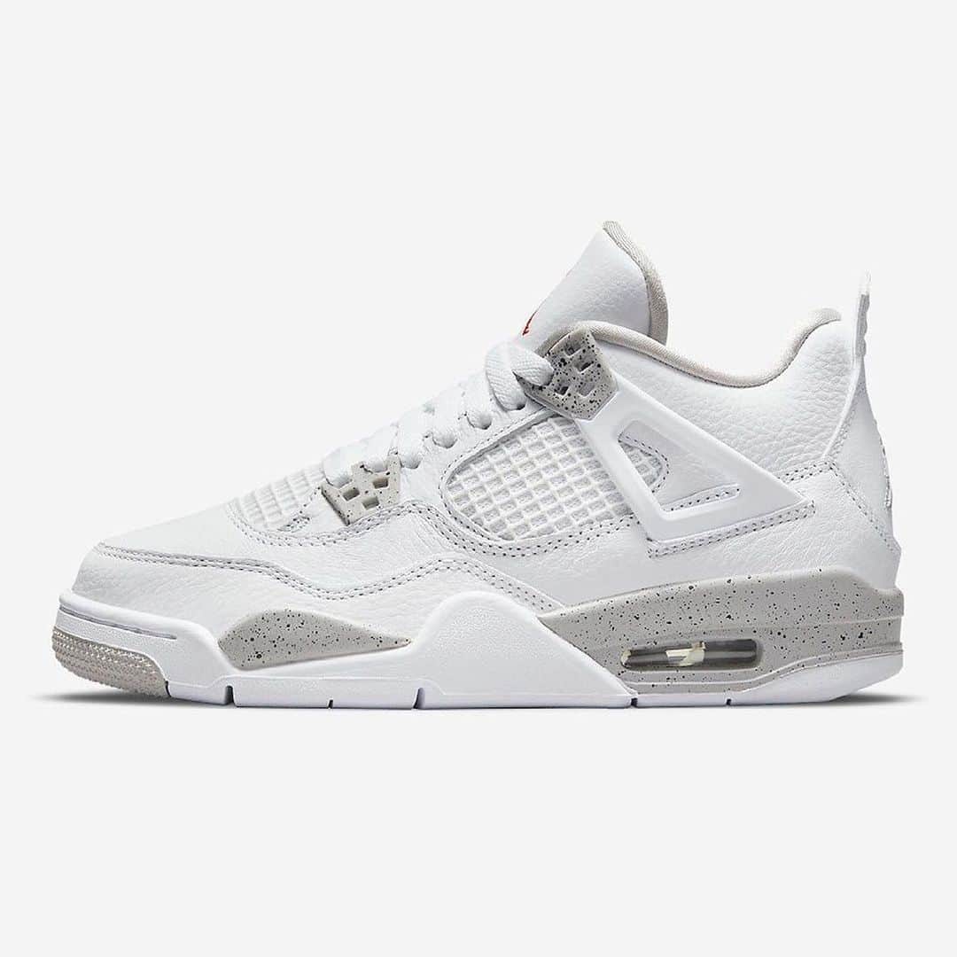 HYPEBEASTさんのインスタグラム写真 - (HYPEBEASTInstagram)「@hypebeastkicks: @jumpman23 is now set to introduce the Air Jordan 4 in a “White Oreo” makeup. It features a premium white tumbled leather upper with matching mesh and plastic speckled ”Cement Grey” eyelets and midsole. Additional details come in the form of a light gray sockliner, Jumpman logo hits, and a flipped “AIR JORDAN” badge at the back of the tongue. Look for it to release sometime this May for $190 USD.⁠⁠ Photo: @nike」2月22日 18時46分 - hypebeast