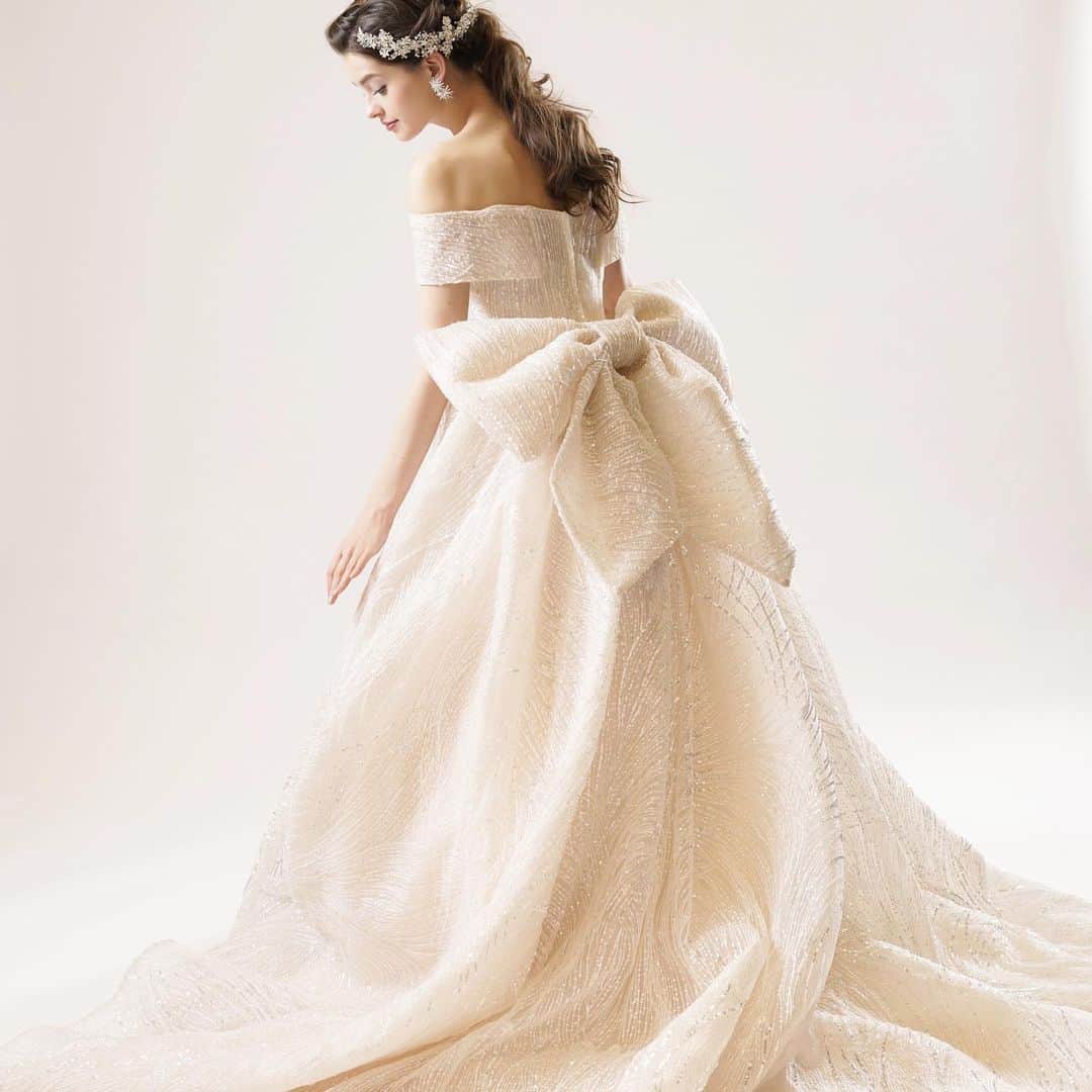 THE HANYさんのインスタグラム写真 - (THE HANYInstagram)「【Valerie ヴァレリー】 バストから流れるオフショルダーと大きなリボン…。 そしてドレス全体に羽を思わせるスパンコールの刺繍が軽やかな印象を与え、子供っぽくなりがちなディティールを大人可愛く。 花嫁が動く度に輝くドレスは、 結婚式をドラマティックに演出します。 . リボンは取り外し可能です。 . 東京本店でのみご試着可能です。 . Wedding Dress Designer @hanyito  Tokyo @thehany_official  #weddingdress」2月22日 18時46分 - thehany_official