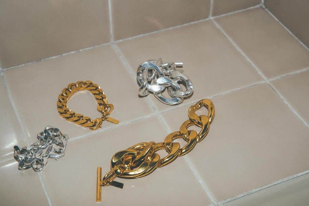 ウィムガゼットさんのインスタグラム写真 - (ウィムガゼットInstagram)「. SELECTED ITEMS ISSUE Vol.2. . 【NEW ADDITION】.  PERRINE TAVERNITI(@perrinetaverniti )  Big Bracelet(silver/gold)¥28,600 Bracelet (silver/gold)¥16,500  #whimgazette#ウィムガゼット#buyer#select#chain#bracelet#accessory#gold#silver#perrinetaverniti」2月22日 18時46分 - whimgazette_official