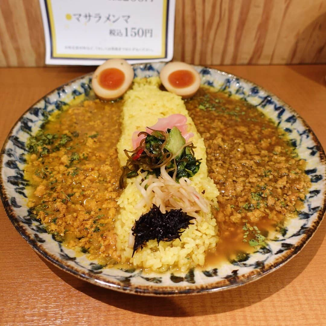 木村ミサのインスタグラム：「大阪の名店が東京に🍛🍜  池袋西武で開催中の #東京カレーカルチャー で @ganso.electronicurry の 2種出汁カレーあいがけとスパ石井煮卵🍛  真ん中のダムを崩しながらそれぞれで食べ進めて最後にぐちゃっと混ぜ合わせる。  一口目はラーメン？カレー？と 脳が混乱🧠するけど 食べていくうちにスパイスが認識されてカレーとしてのおいしさに辿り着く。 シャバ系の出汁がおいしすぎたよ…🍜🍛 がっつり朝ごはん食べてから行ってしまったので、ひよってトッピング控えめにしちゃったけど、ぺろっと食べられたのでチャーシューとメンマトッピングすればよかったな〜🍜  わたしがすきなカレーとラーメンが融合してるなんて、好きしかない…☺️🍛🍜  またいつか東京きてくれるといいな、 そして大阪へますます行きたくなりました。  明日までなので、まだの方は今のうちに！いそげー！  #timeiscurry #tokyocurryculture #curry #currystagram #curryrice #currylover #gansoelectronicurry #カレー #カレーライス #カレー好きな人と繋がりたい #大阪カレー #東京カレー #カレー部 #元祖エレクトロニカレー #池袋グルメ #池袋カレー #ラーメン」