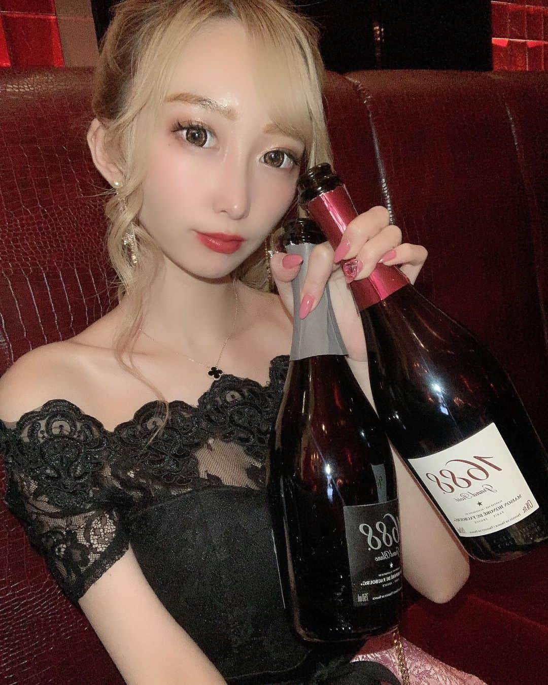 愛莉さんのインスタグラム写真 - (愛莉Instagram)「あいりの為のノーアルシャンパン🍾  . . #北新地#歌舞伎町#すすきの#キャバ嬢#ホスト#水商売#ロリ#清楚#ギャル#金髪#キャバドレス#セクシー#自撮り#整形#可愛い#可愛くなりたい#女の子#いいね返し#ふぉろーしてくれた人で気になった人フォロー#インスタグラマー#ガリガリ#スレンダー#盛れた#ヘアメイク#小悪魔#色白#ノーアルシャンパン#綺麗系#可愛い系#キャバクラ」2月22日 18時58分 - airi_alii