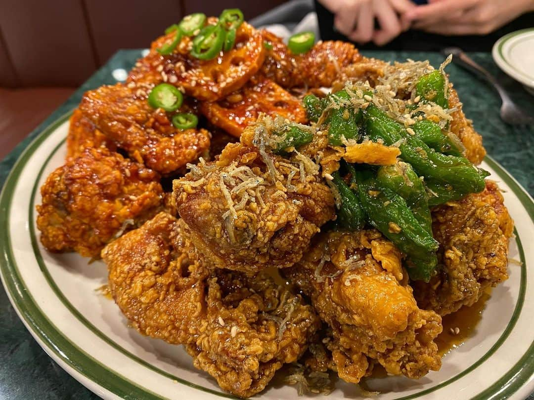 チェジャさんのインスタグラム写真 - (チェジャInstagram)「High-End yangnyum chicken   #효도치킨 #반반」2月22日 18時51分 - choiza11