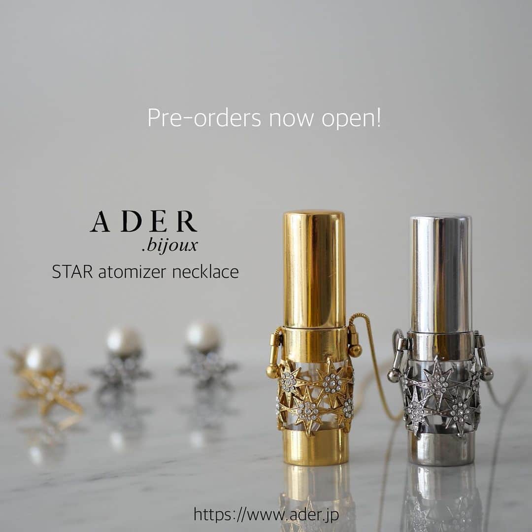 のインスタグラム：「【NEW】STAR atomizer necklace  予約販売の受付がスタート！  ADER.bijouxで発売以来、大好評となっているスプレーボトルのロングネックレス〈アトマイザーネックレス〉に待望の新作が登場。  皆様に愛されているアイコニックな星モチーフで製作した新作アトマイザーネックレスです。  ウイルス対策に除菌アルコールを入れて気になる箇所に吹きかけたり、手指の消毒にご使用いただけます。 もちろん、香水やフローラルウォーターを入れてリフレッシュにご使用いただくのもおすすめです。  通常販売に先立ちましてご予約でのご注文を承ります。 予約数が生産数に達した場合は、通常販売が出来ない場合もありますので、ご了承くださいませ。  お届け予定：4月中旬~下旬ごろ 生産の都合上、お届けが前後する場合がございます。 予めご了承くださいませ。  ご注文完了後のキャンセル・内容変更はお受けできません。内容をご確認の上、ご注文手続きをお願いいたします。  詳しくは公式オンラインショップをご覧くださいませ。 https://ader.stores.jp/  #aderbijoux #ADER #jewelry #accessory #vintage #deadstock #atomizer #necklace #covid_19」