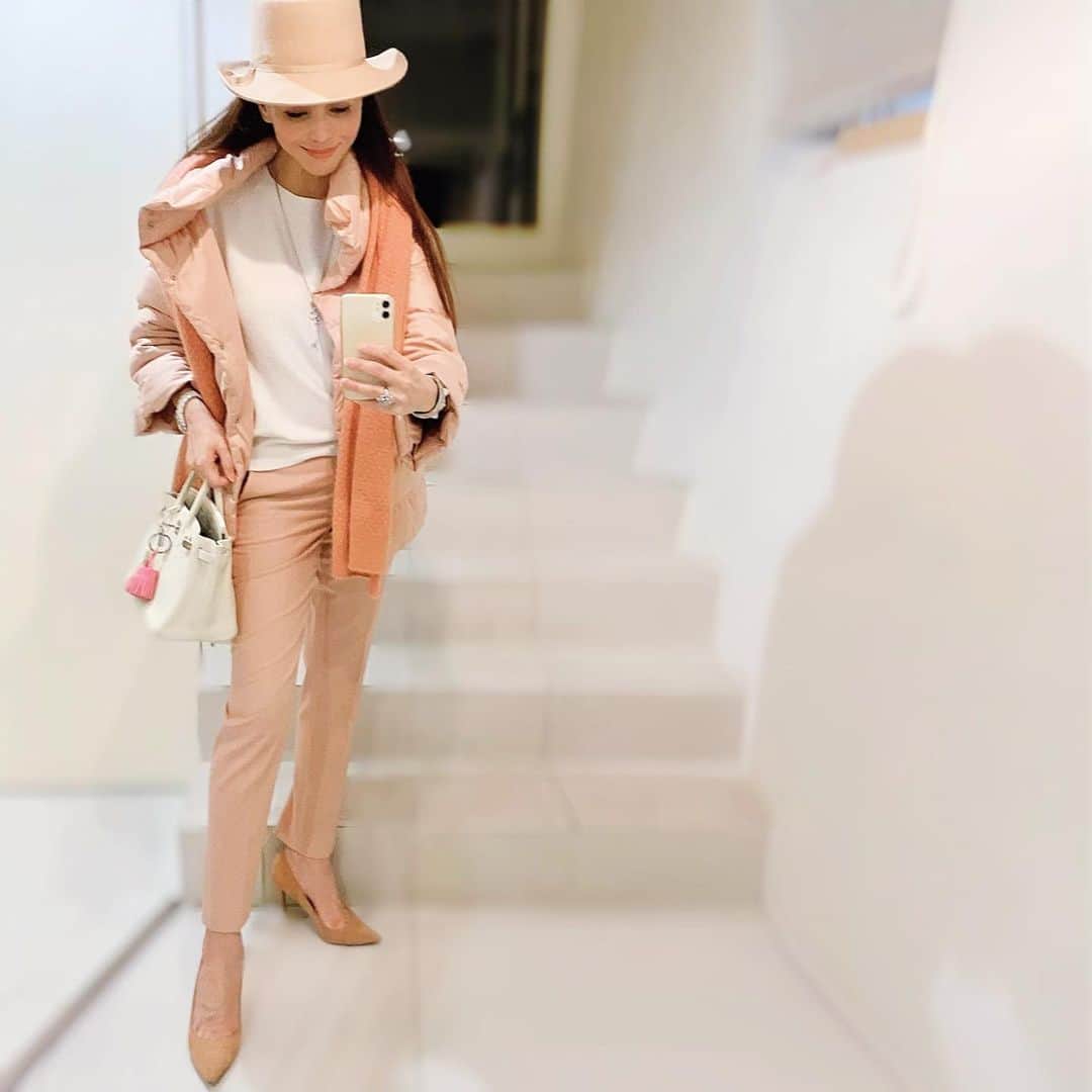 麻美さんのインスタグラム写真 - (麻美Instagram)「暖かいと淡いピンクが 着たくなる🌸 ． #fashion  #ootd #theory #ca4la #Hermès」2月22日 18時53分 - mami0s